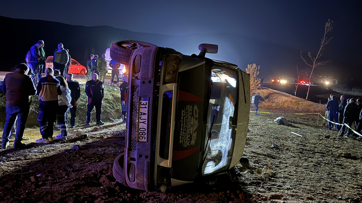 İşçi servisi şarampole yuvarlandı: Ölü ve çok sayıda yaralı var
