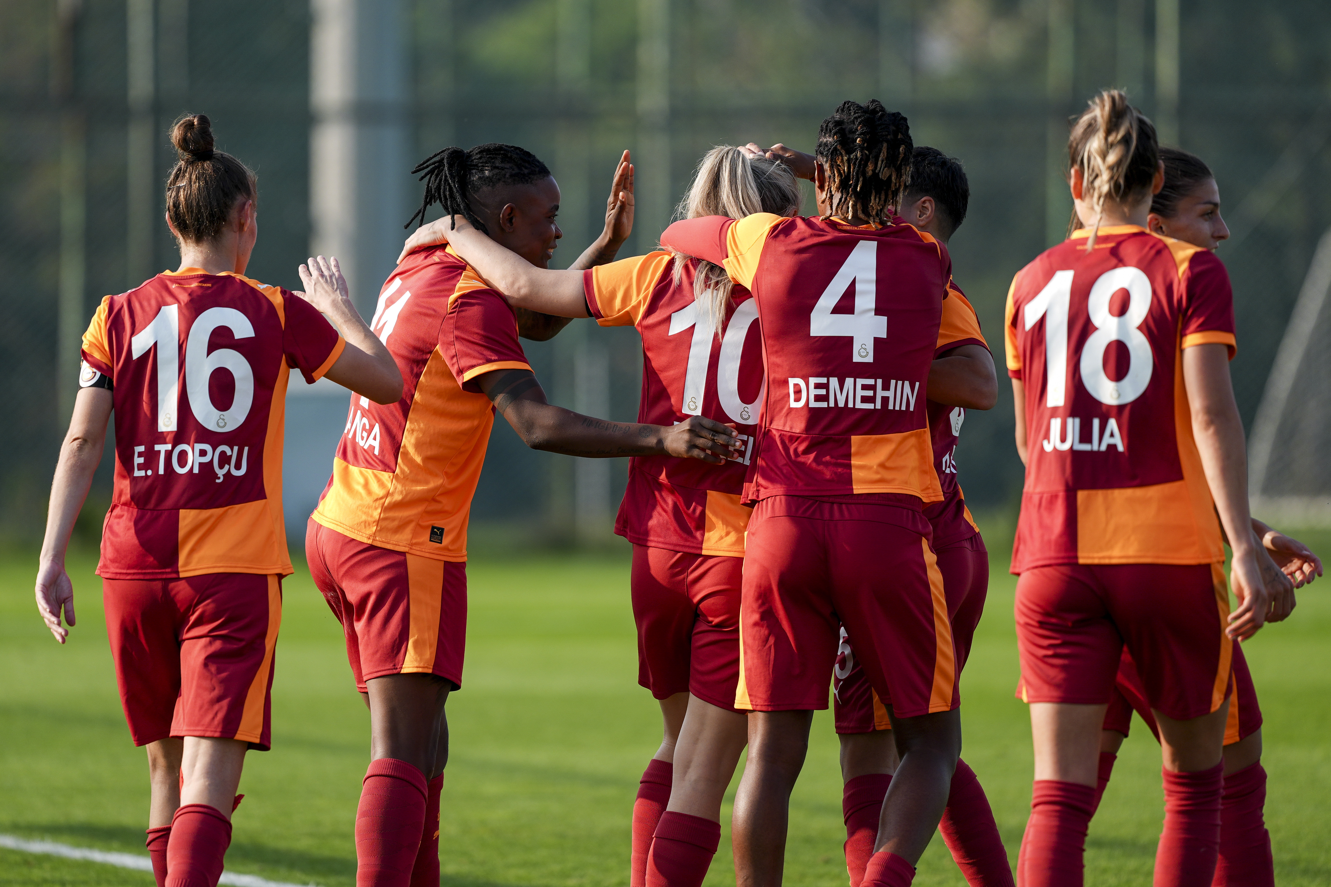 Galatasaray s petardo premagal Beşiktaş v ženskem nogometnem derbiju