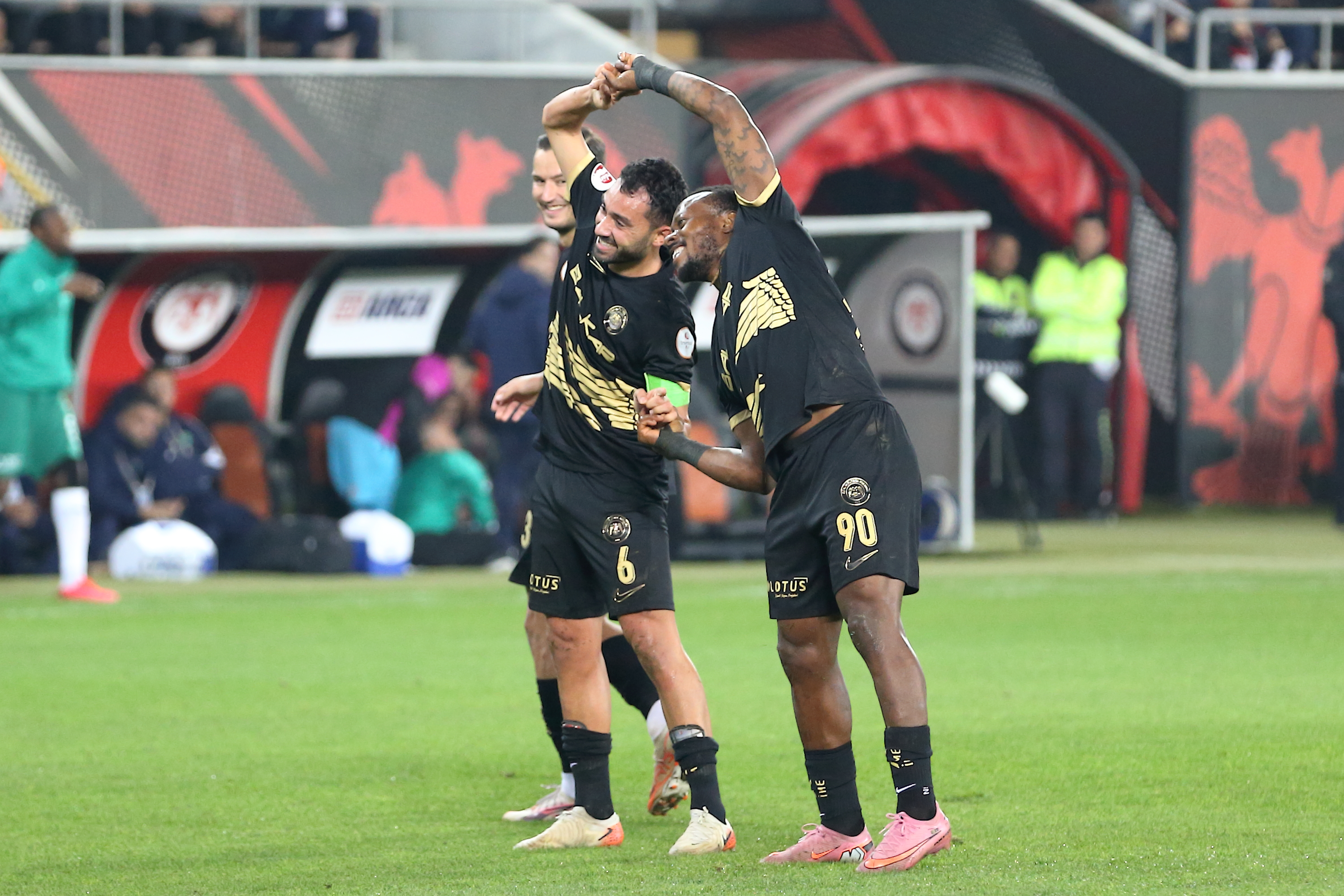 Çorum FK evinde 3 puanı 3 golle aldı