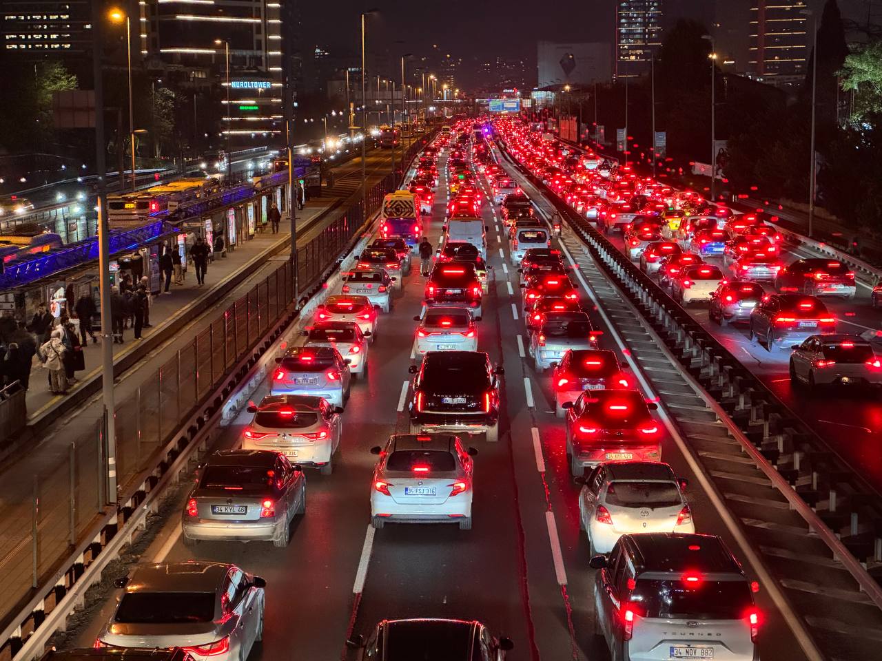 İstanbul'da trafik çilesi... Yoğunluk yüzde 81'e çıktı