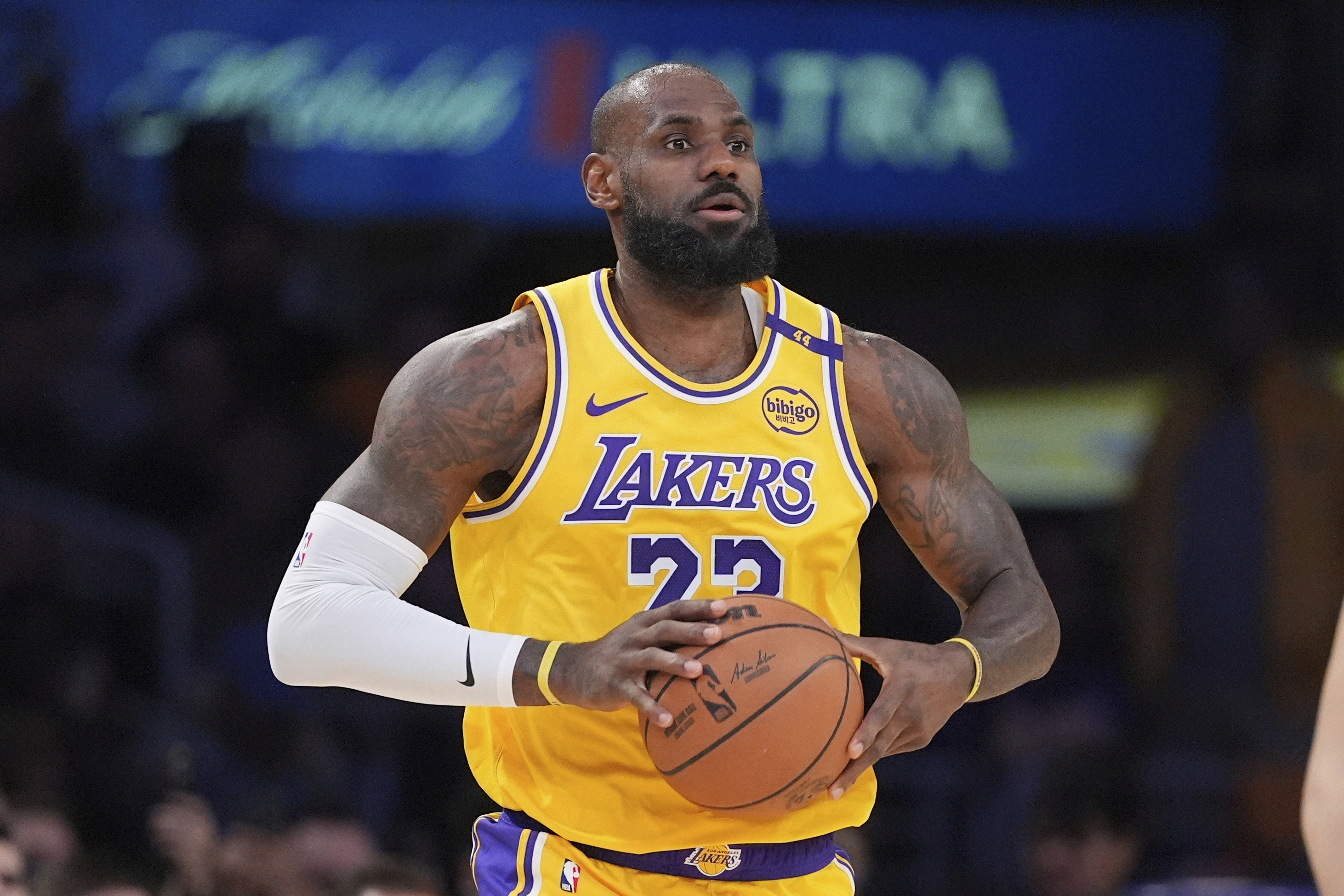 LeBron James parkelere geri dönüyor
