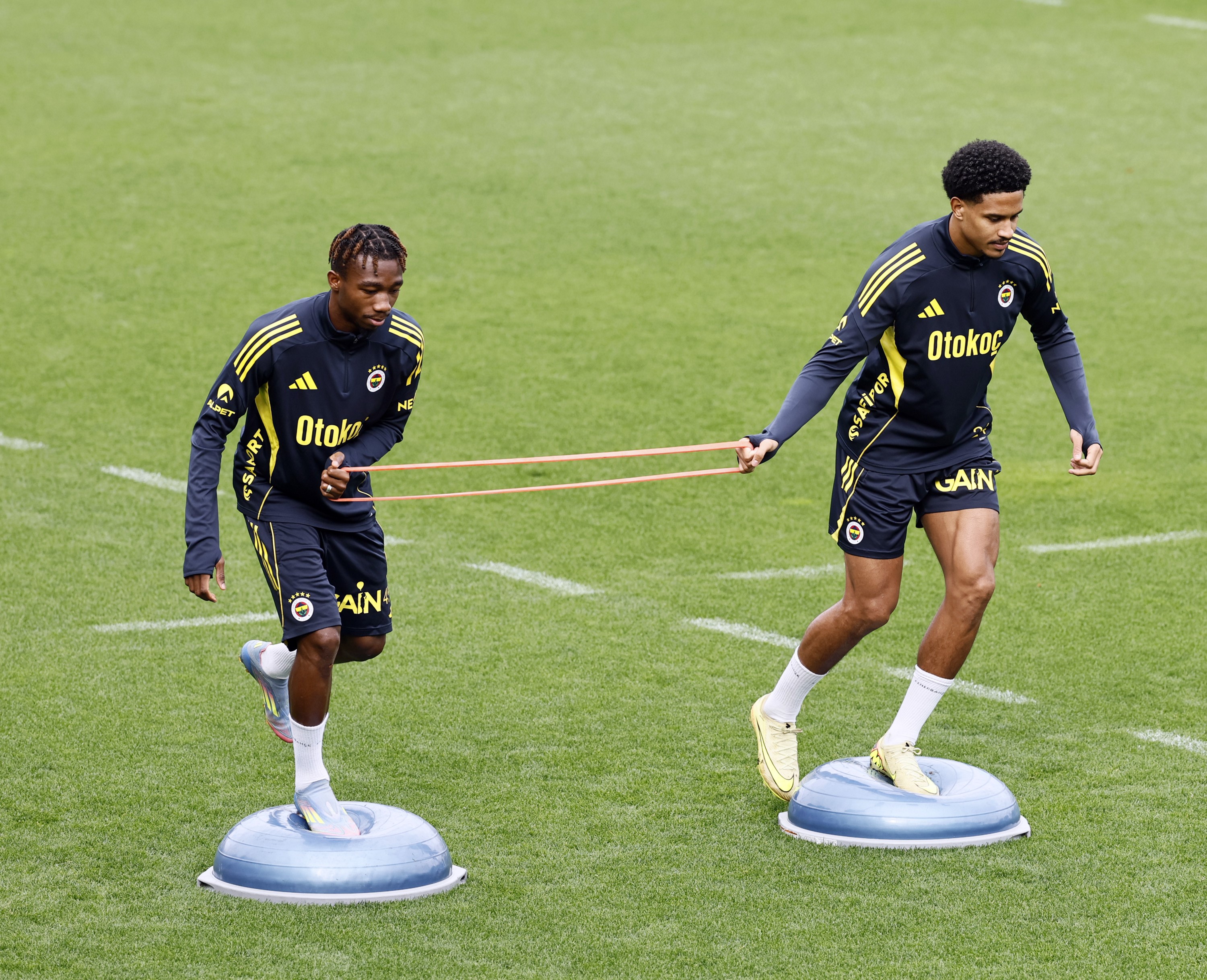 Fenerbahçe'de Rizespor mesaisi milli arada sürüyor