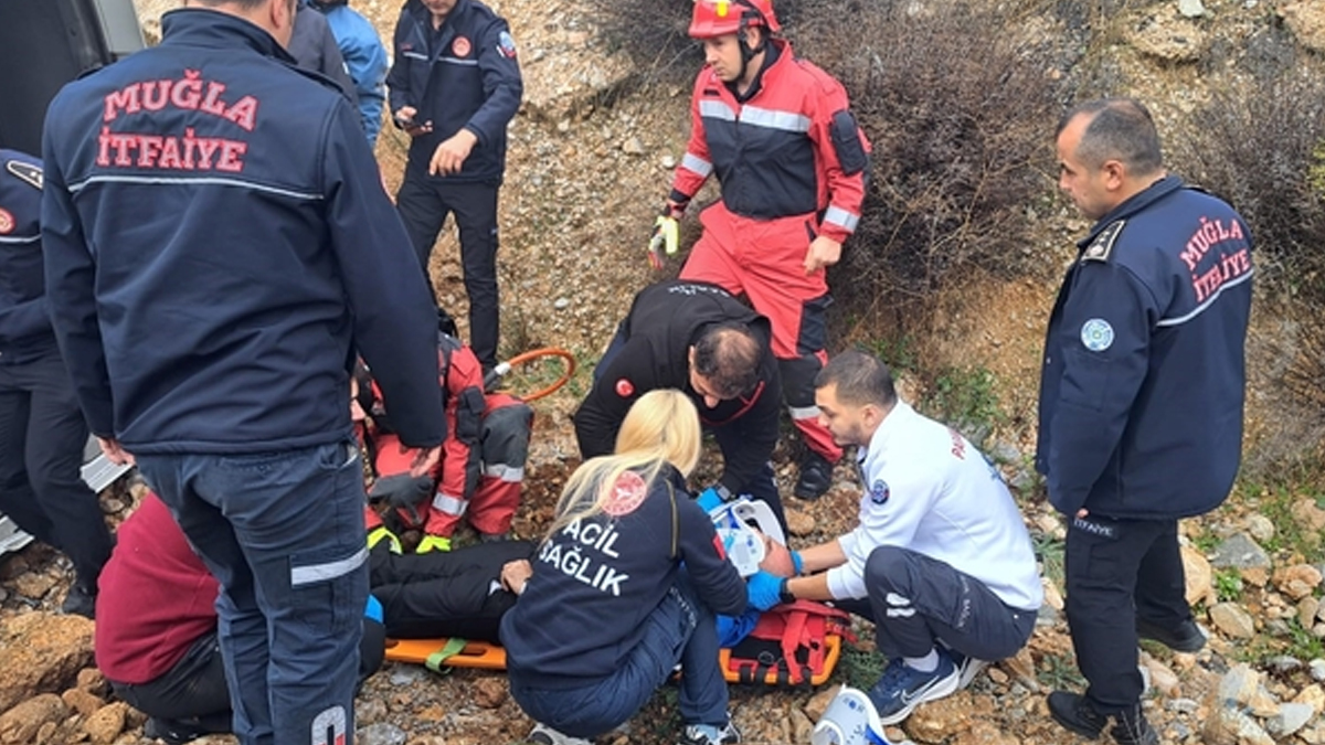 Muğla'da korkunç kaza! Yolcu minibüsü şarampole devrildi: 13 yaralı