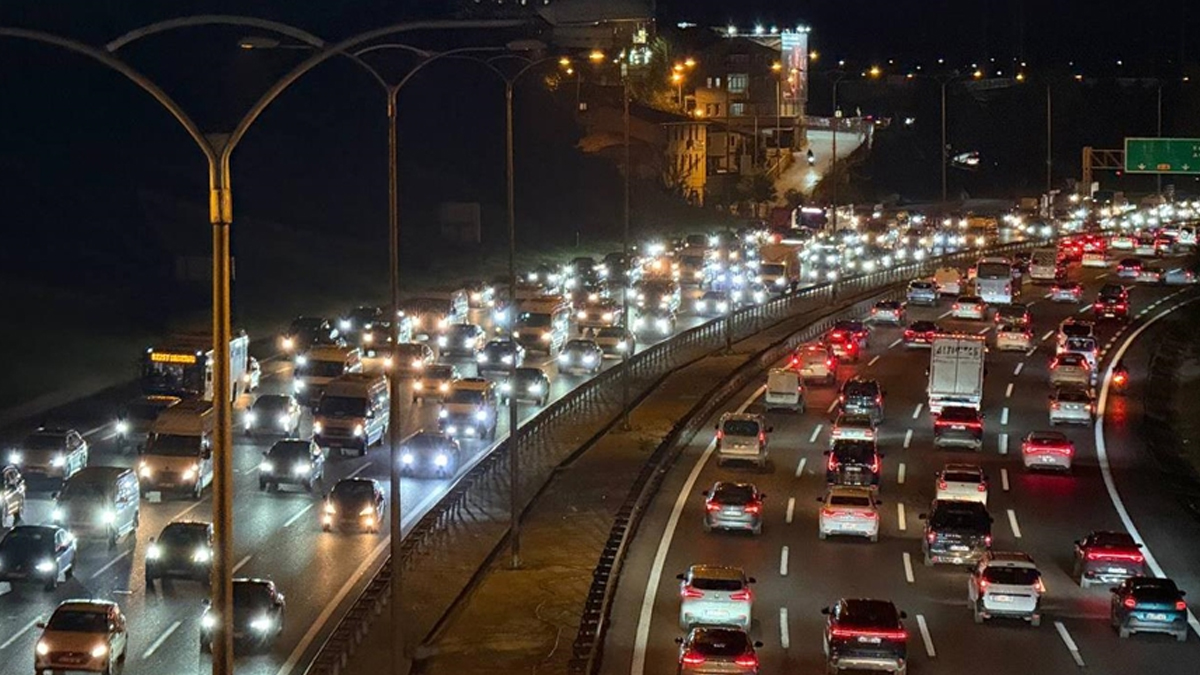 İstanbul'da trafik yine kilit! Araçlar güçlükle ilerledi
