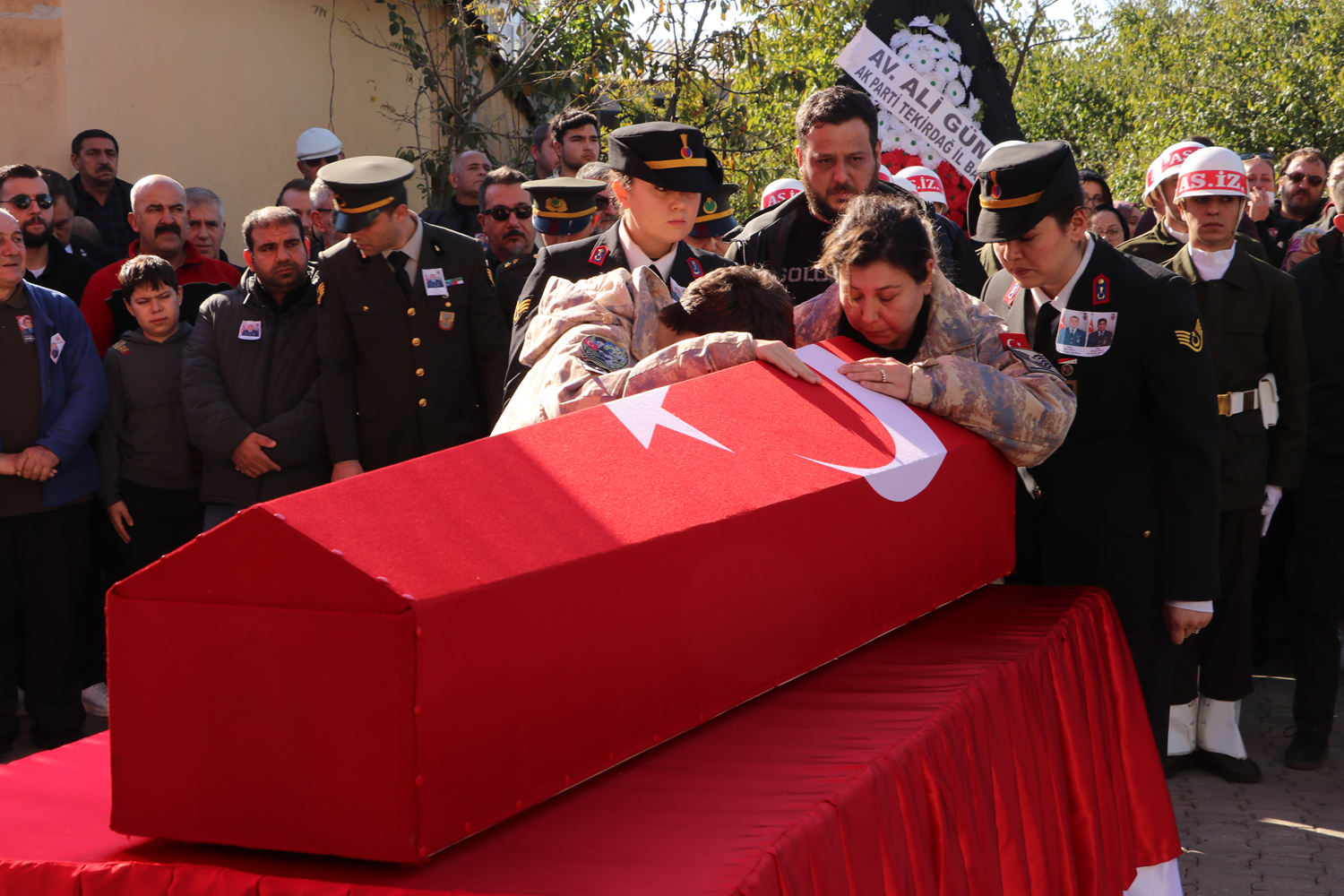 Tekirdağlı şehide veda: Eşi ve oğlu askeri kıyafet giydi