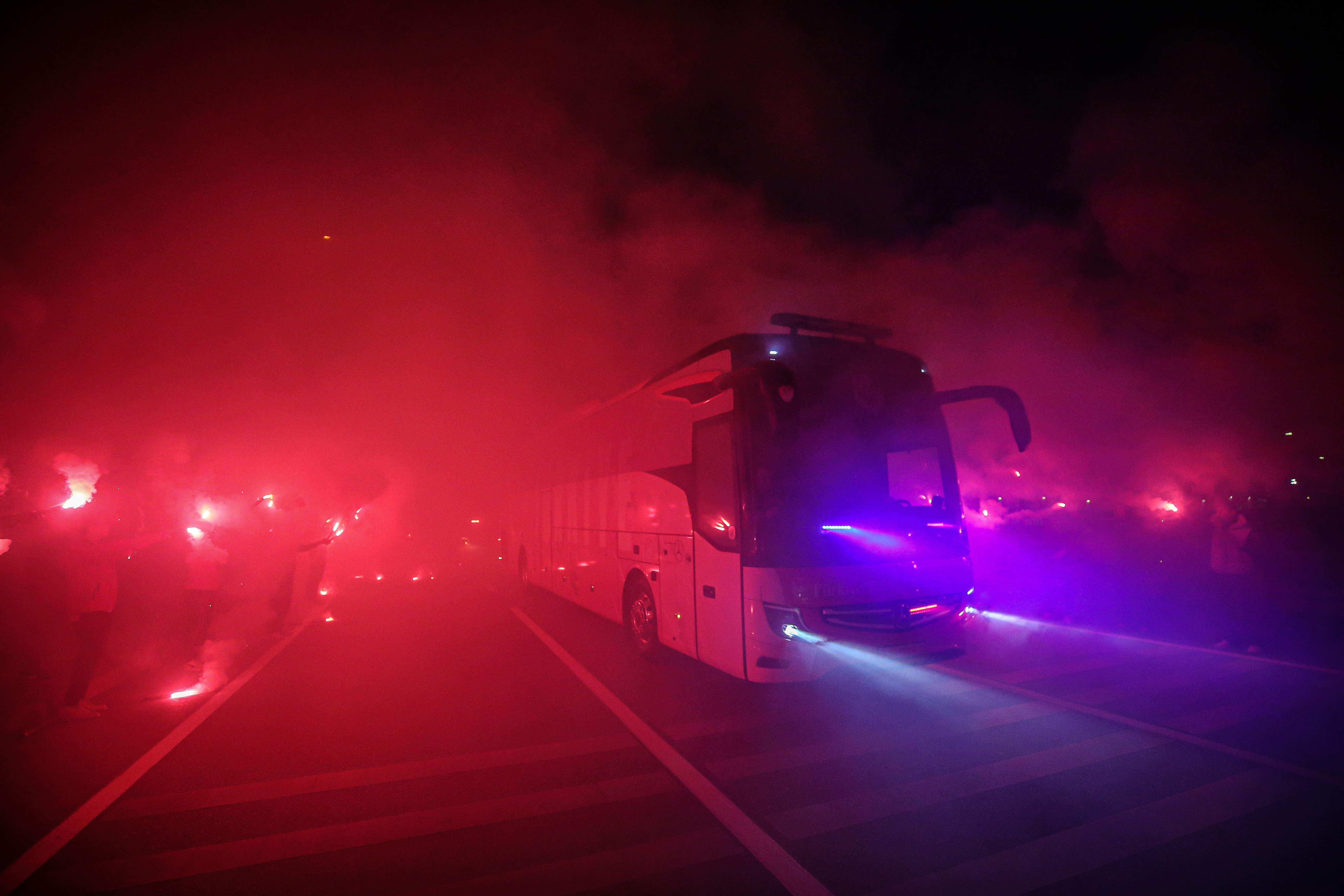 Milliler, meşaleler eşliğinde stada girdi