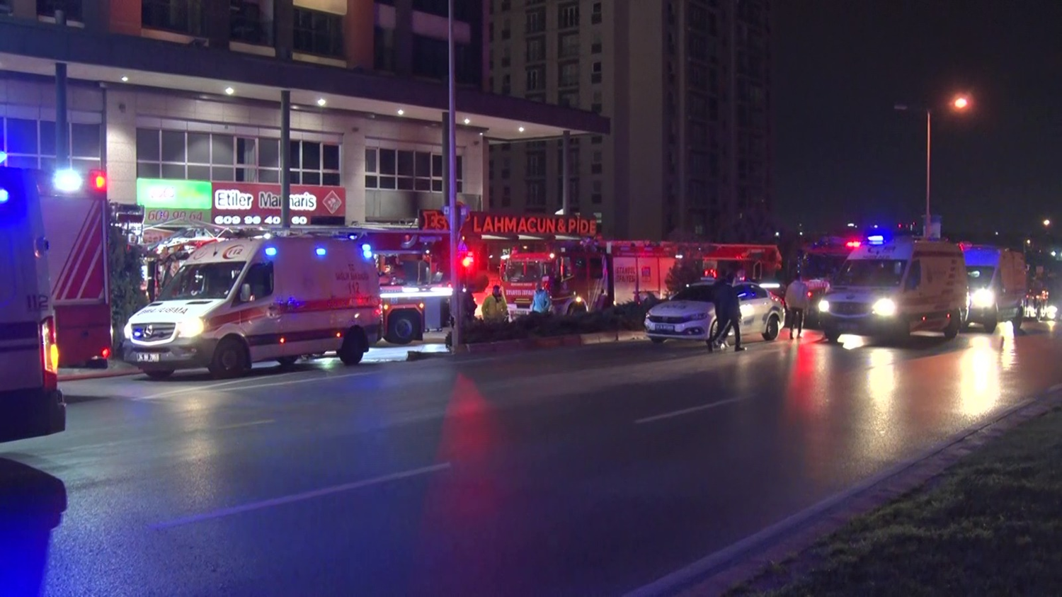 V 27-nadstropnem hotelu v Sultangaziju izbruhnil požar, štiri osebe v bolnišnici