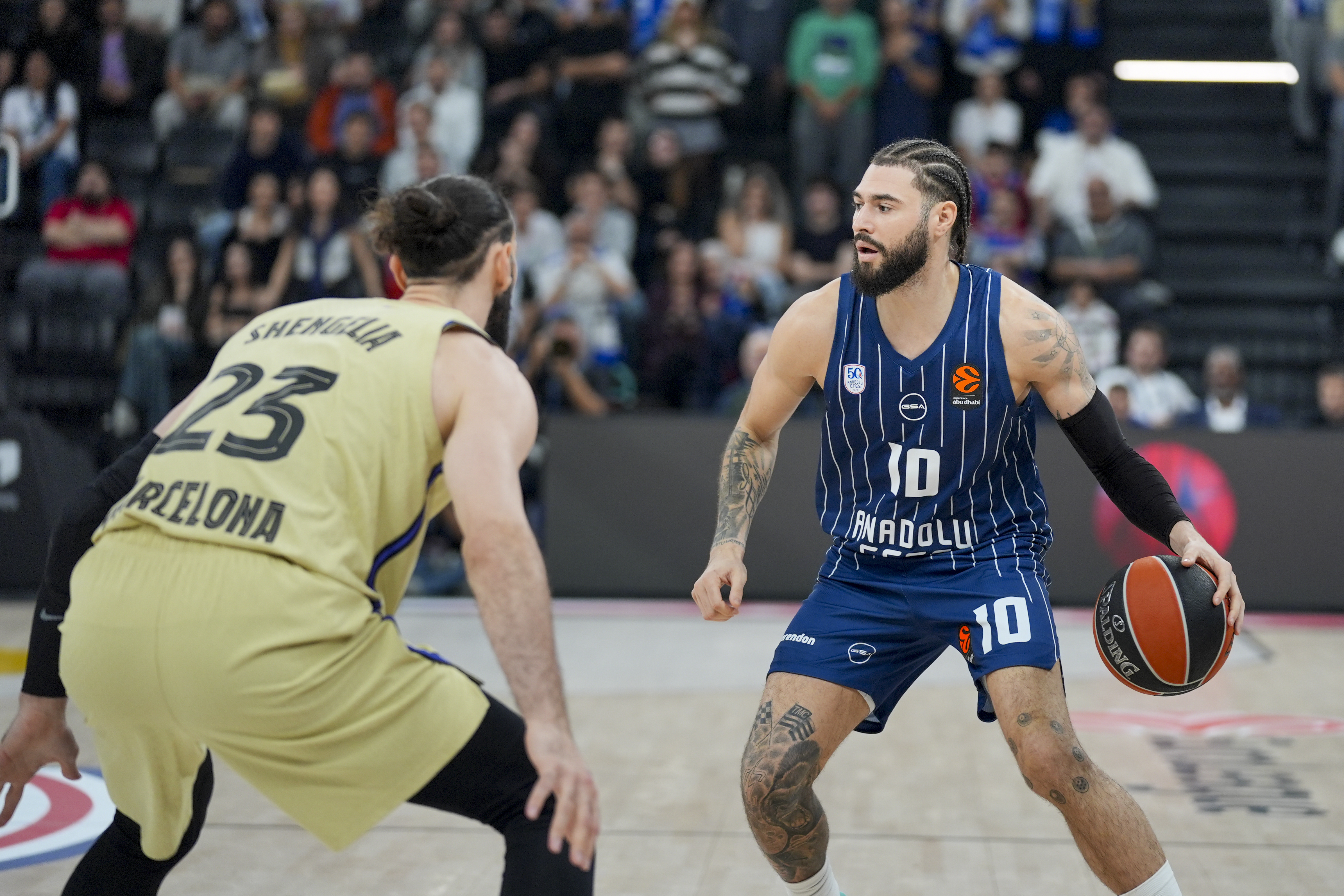 Anadolu Efes, Barcelona engelini geçti