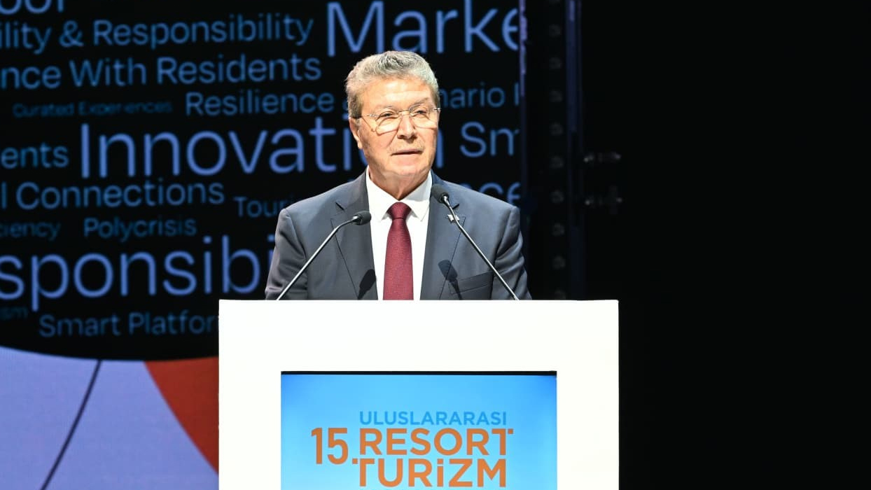 Premier KKTC Üstel obtožuje ciprsko vlado oviranja prehodov turistov na sever