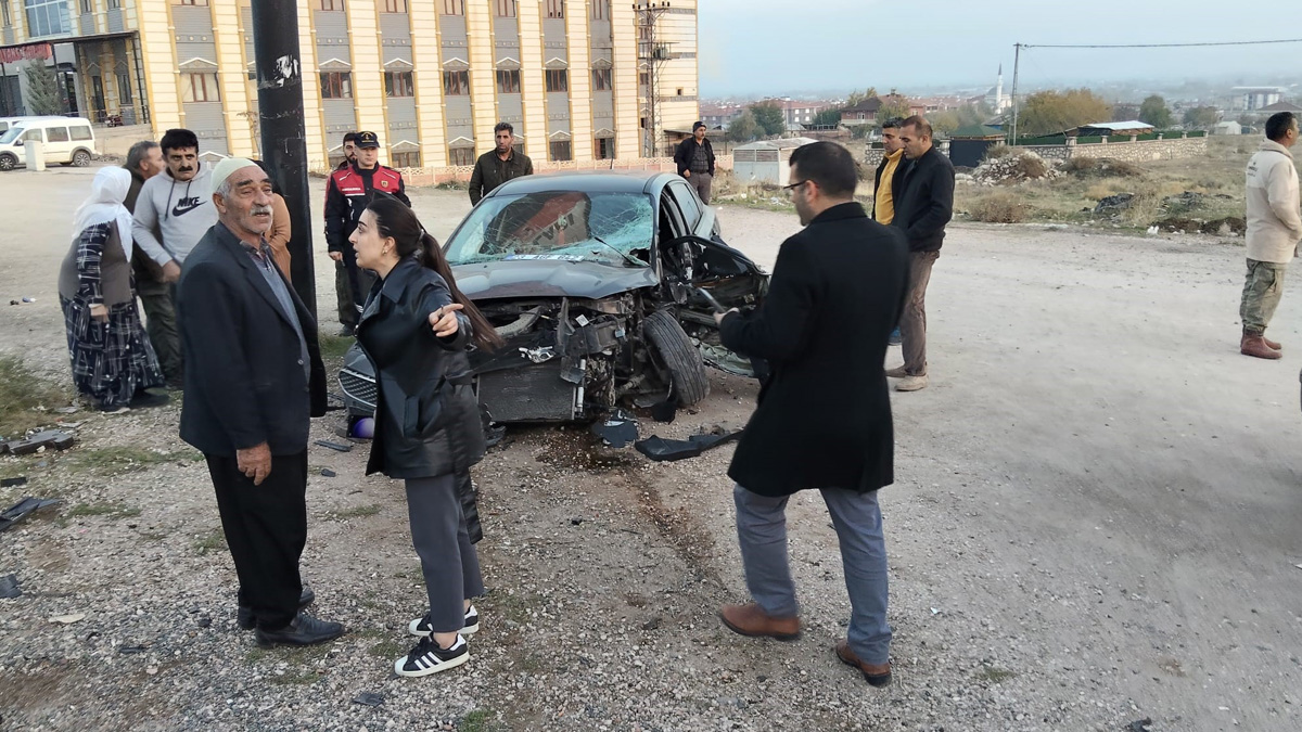 V Elazığu trčenje traktorja in avtomobila zahtevalo smrtno žrtev