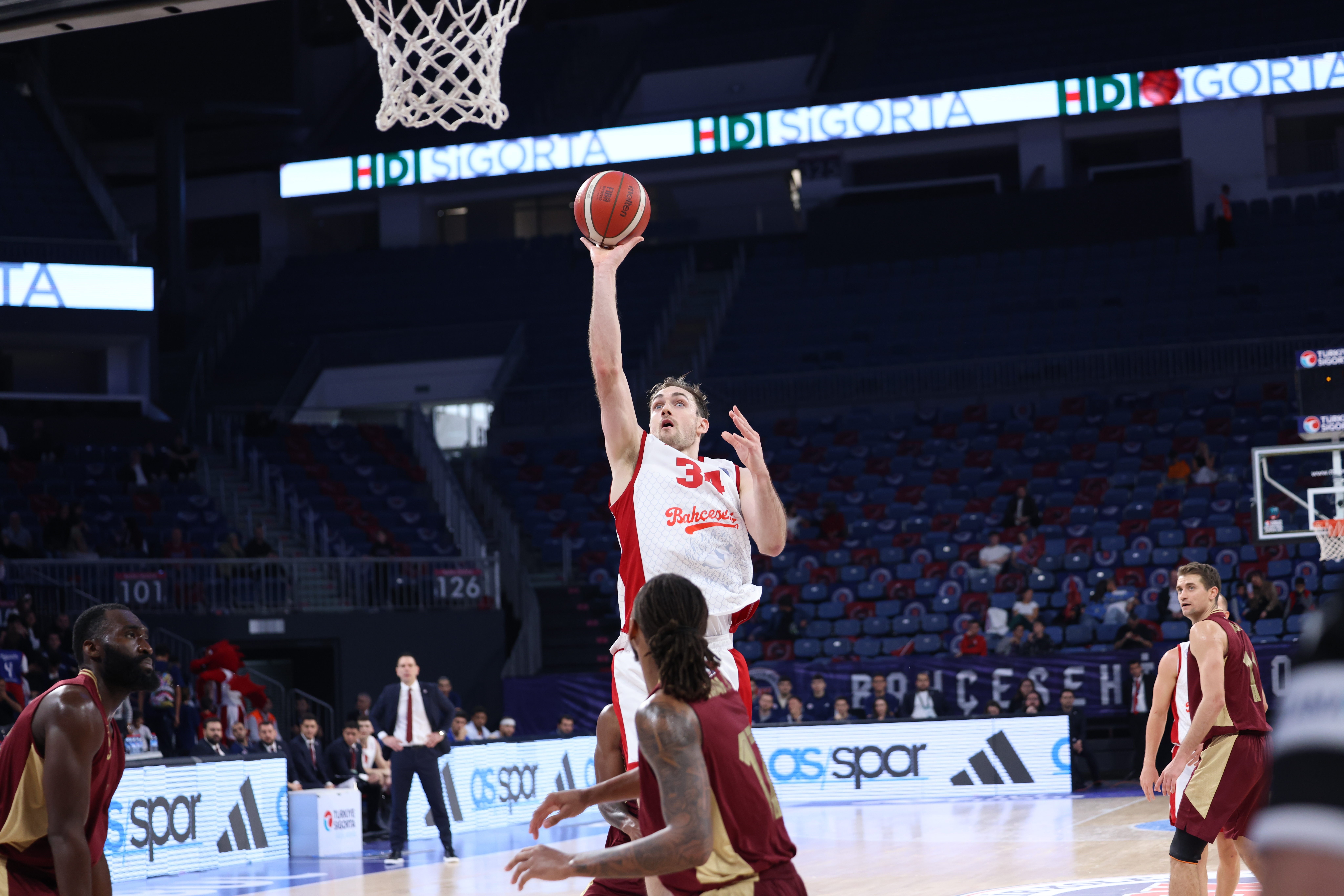 Bahçeşehir Koleji evinde kazandı