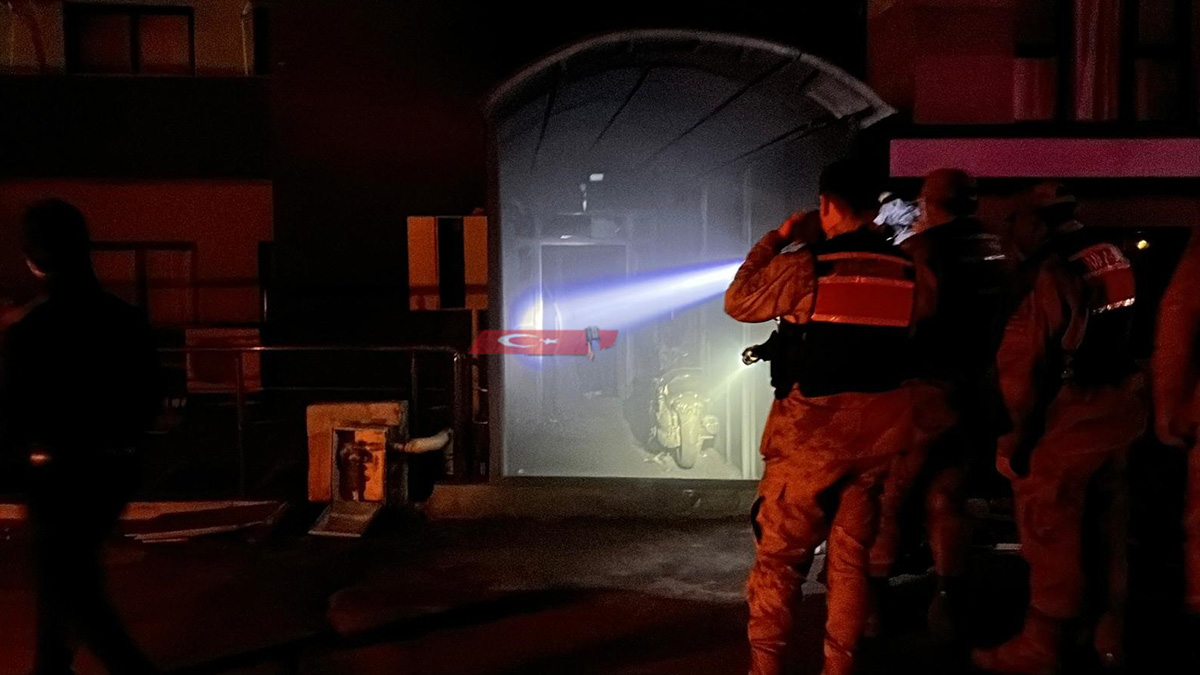 V požaru v avto galeriji v Hatayu umrla dva človeka, 14 ranjenih