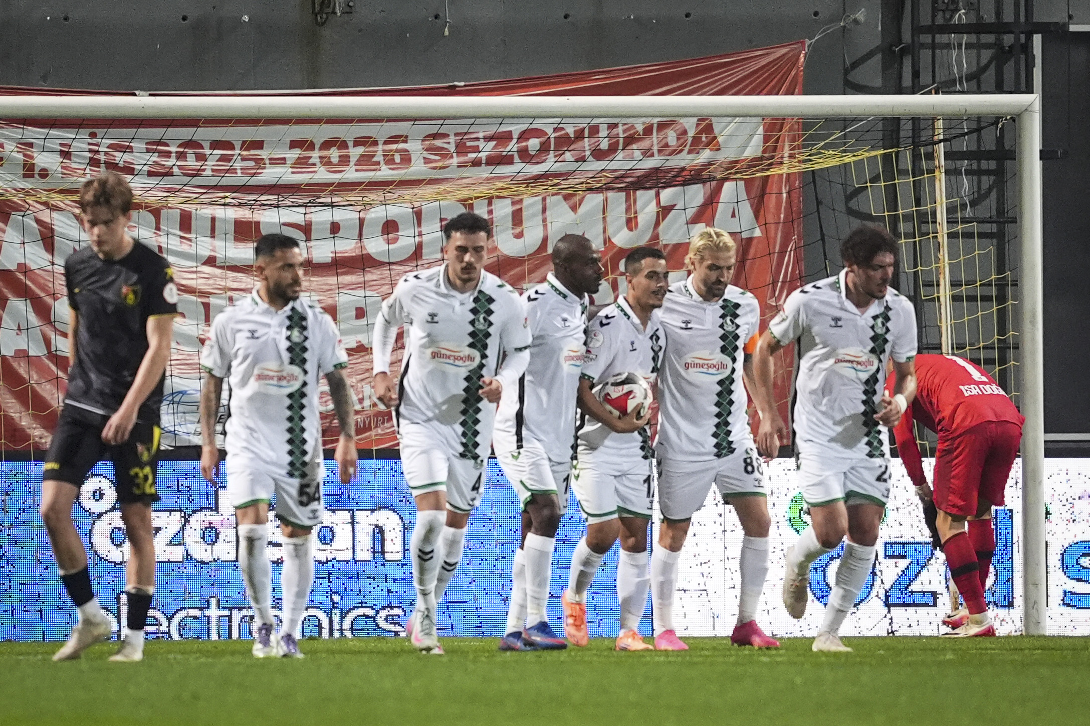 İstanbulspor ile Sakaryaspor, gol düellosunda yenişemedi