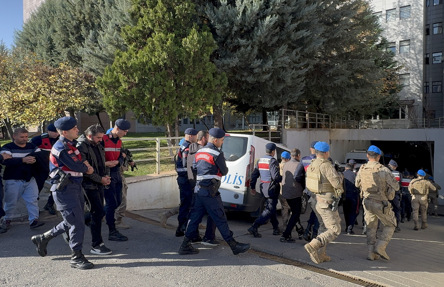 V Gaziantepu aretirali 13 oseb zaradi financiranja teroristične organizacije Islamska država