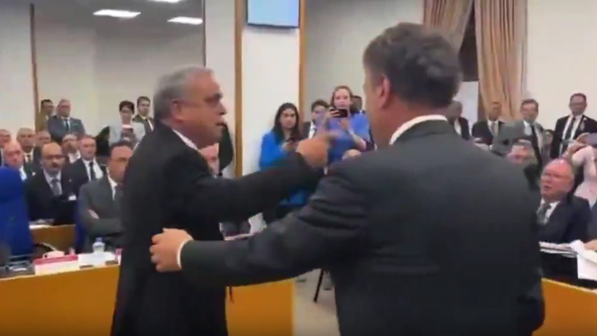 CHP'deki kavga Meclis'e sıçradı! Çakır partisinin vekillerini protesto etti