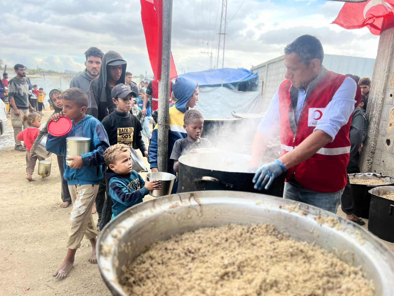Türk Kızılay povečuje humanitarno pomoč v Gazi: Dnevno 35.000 obrokov tople hrane