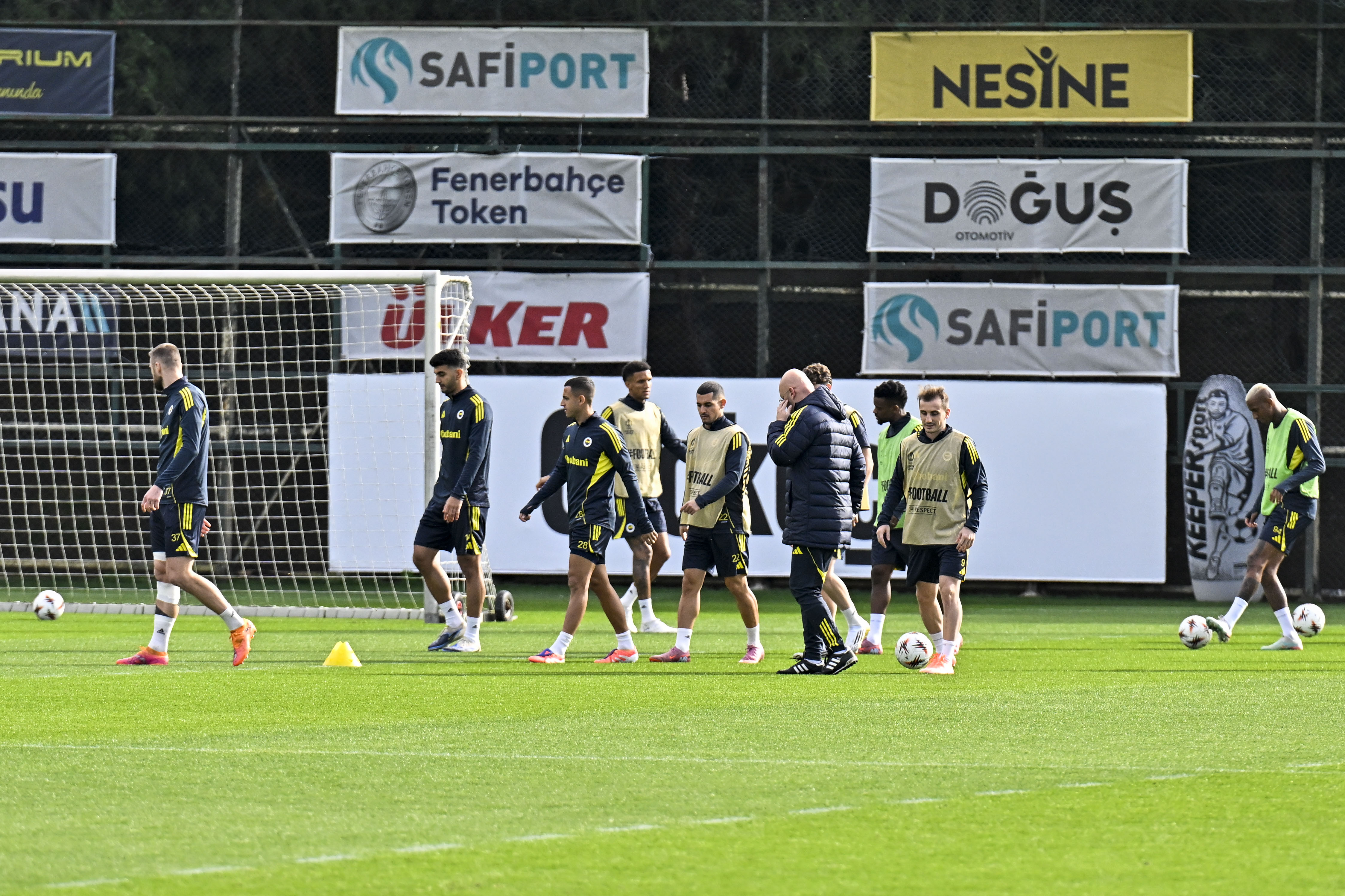 Fenerbahçe zaključil priprave na tekmo s Ferencvarošem in se sooča z dodatnimi težavami v obrambi