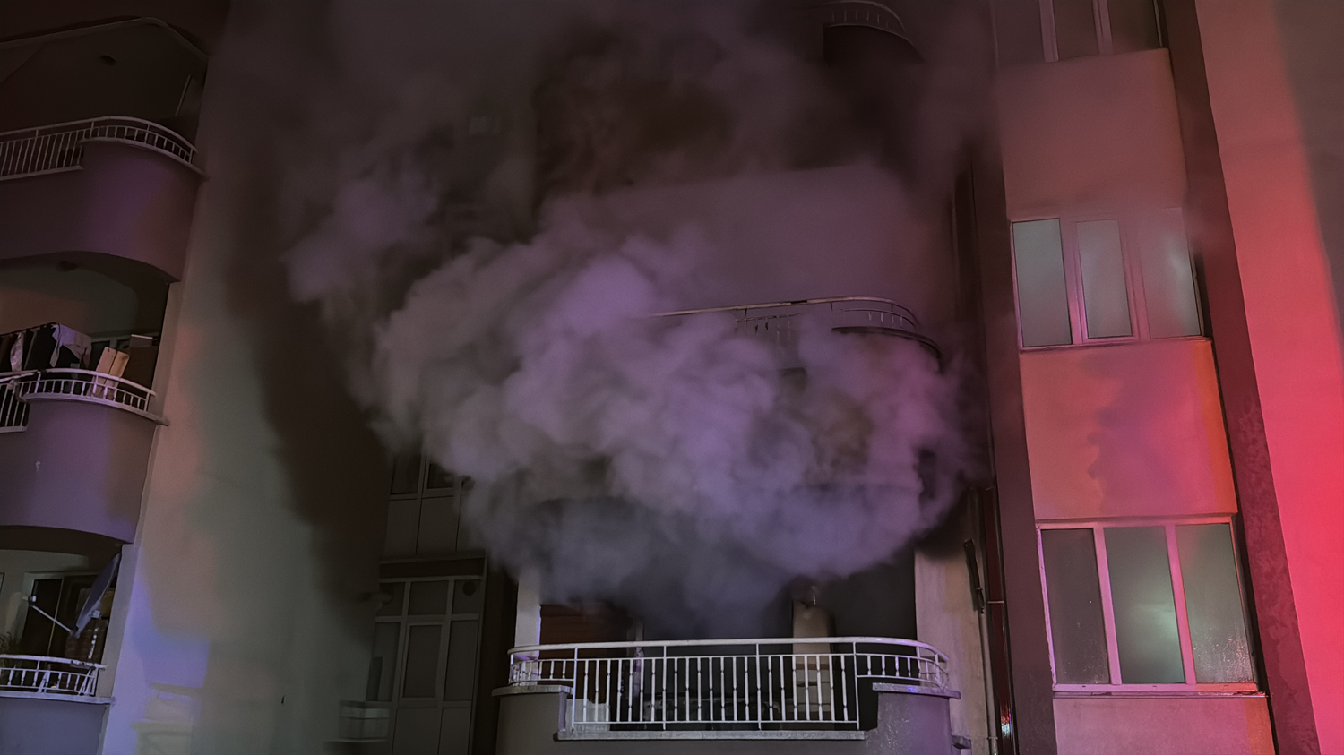 V požaru v Kütahyi umrl paraliziran moški, dve osebi ranjeni