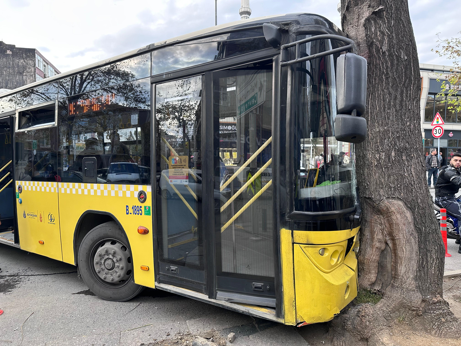 İETT kontrolden çıkarak ağaca çarptı! Trafik kilitlendi