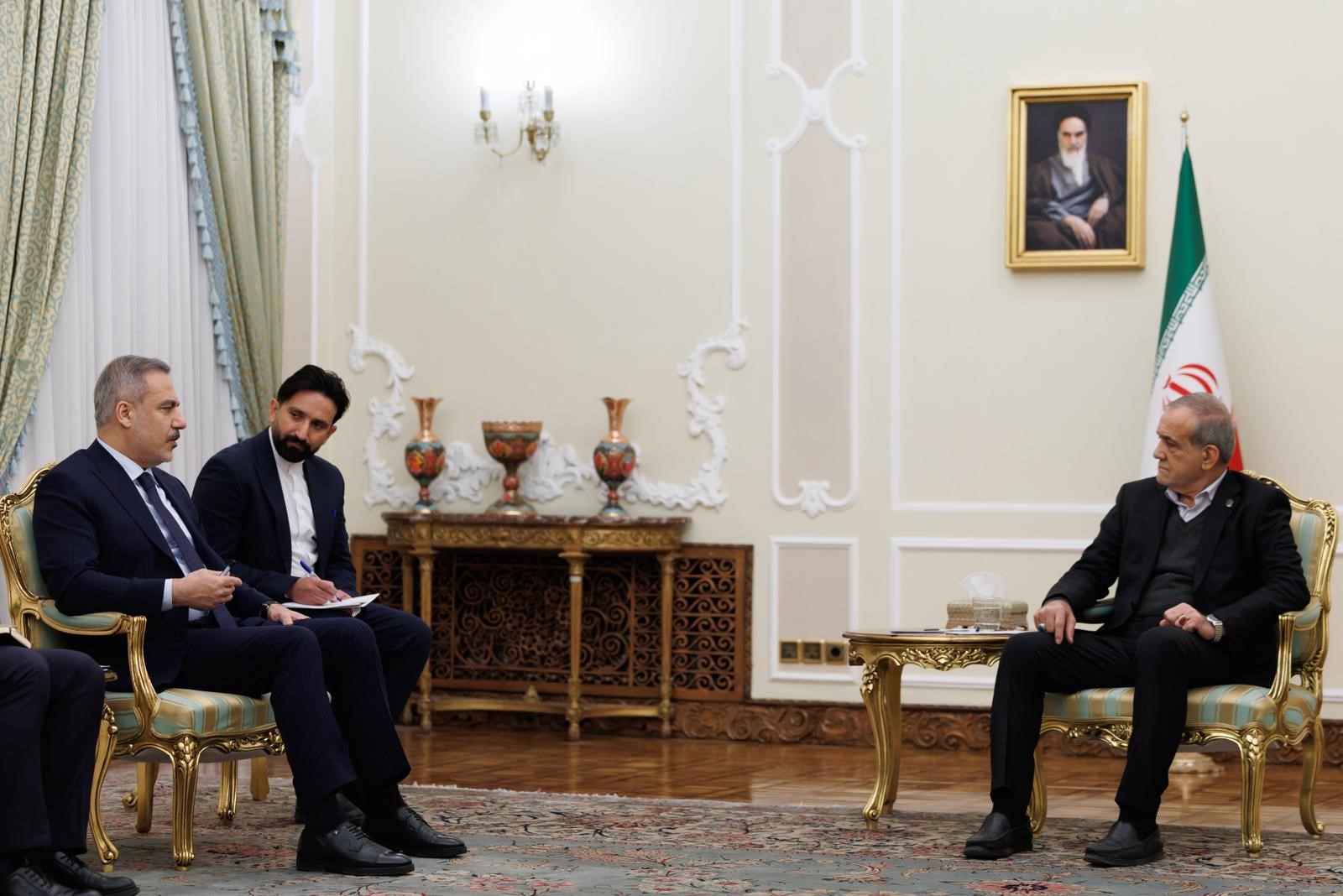 Bakan Fidan, İran Cumhurbaşkanı Pezeşkiyan ile görüştü