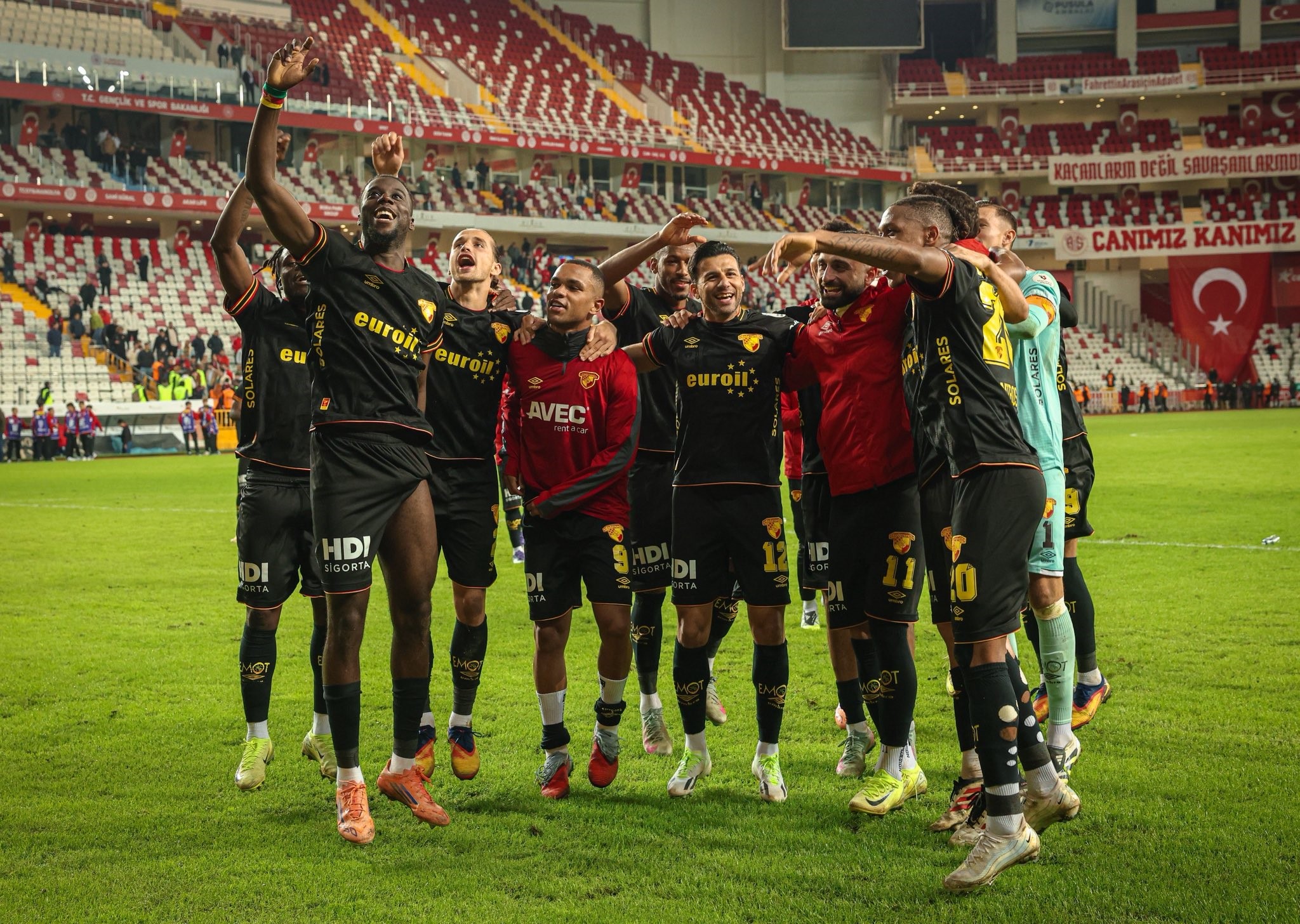 Dışarıda 11 attı, 6 yedi! Göztepe deplasmanda kazanmaya devam ediyor