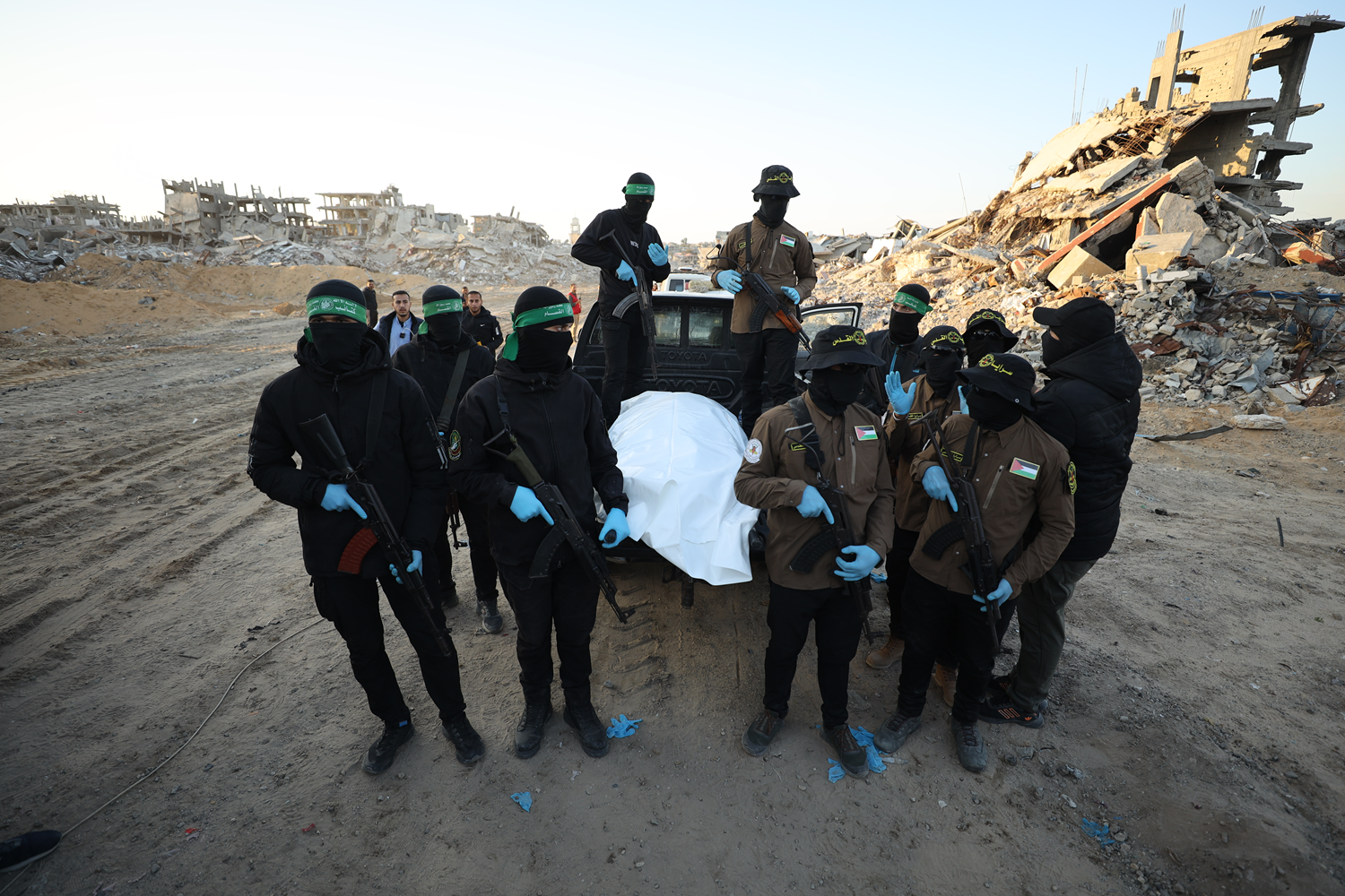 Izrael prevzel posmrtne ostanke talca, ki jih je predal Rdeči križ