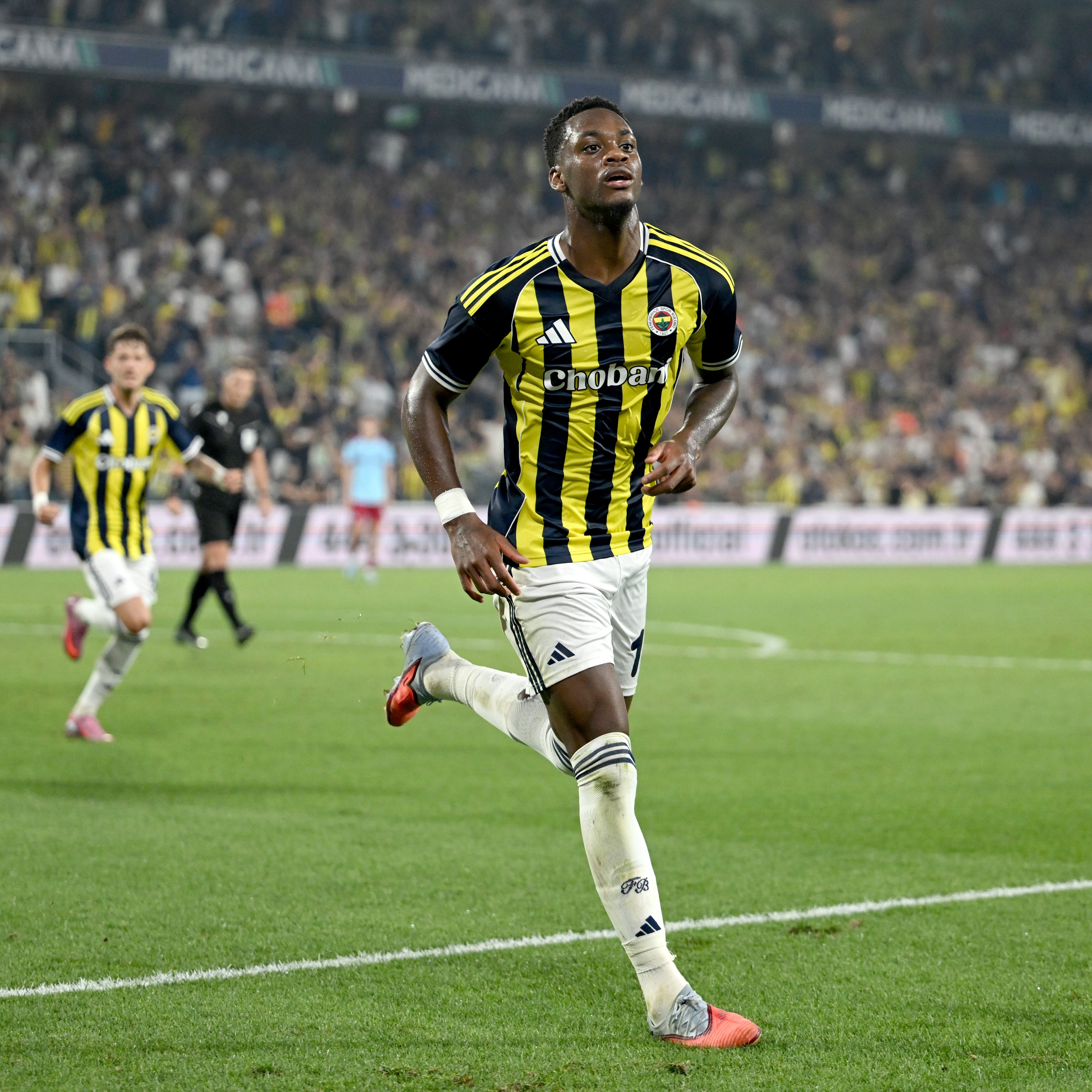 Fenerbahçe'ye kötü haber! UEFA'dan Jhon Duran'a ceza