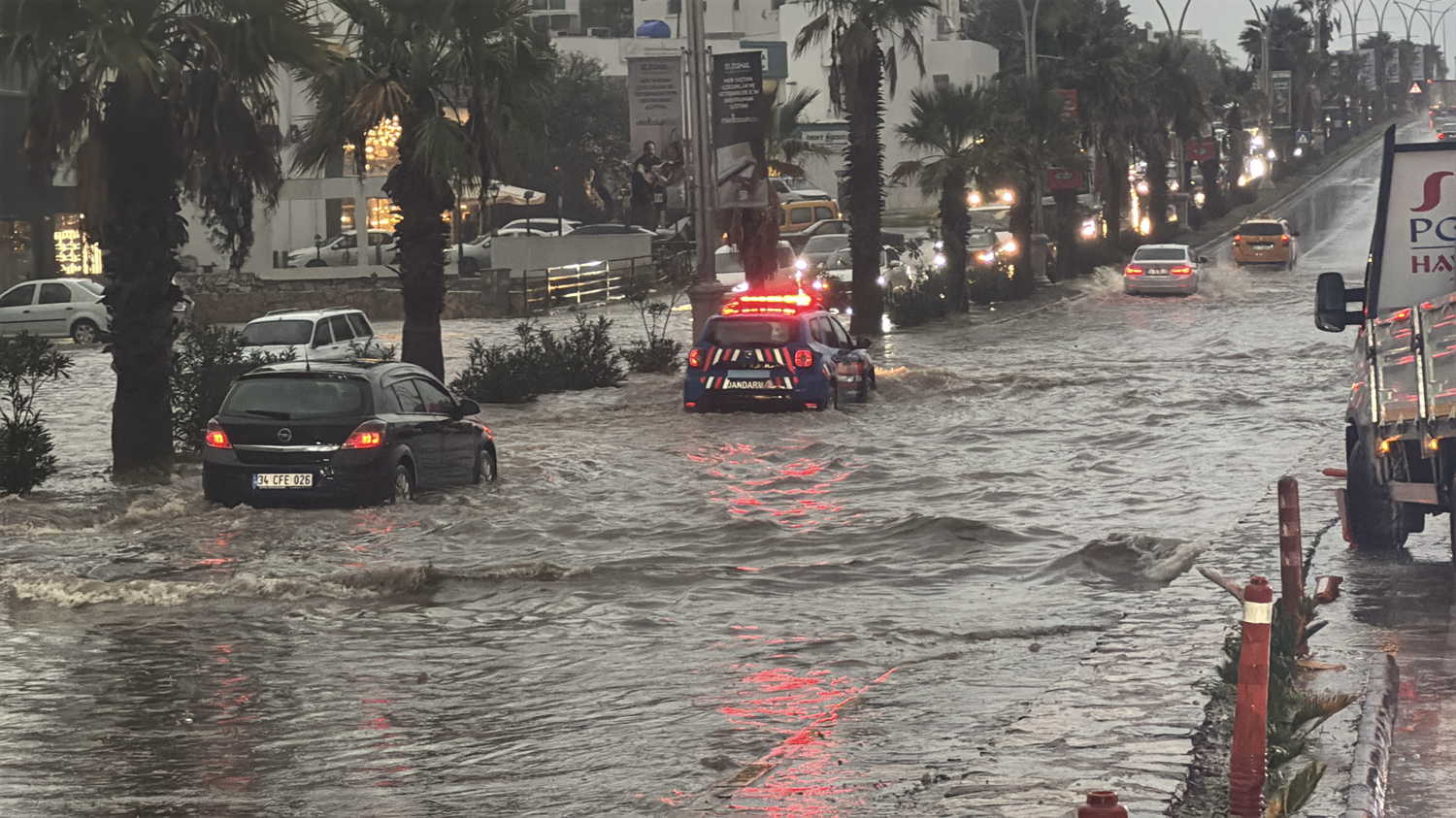 Močno deževje v Bodrumu in Muğli povzročilo poplave