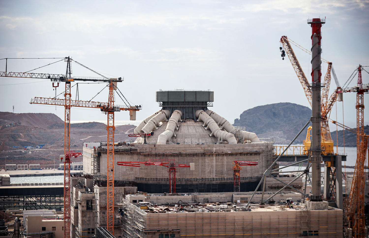 V jedrski elektrarni Akkuyu v Turčiji prvič stekla elektrika v obrat, ki bo energijo prenašal v omrežje