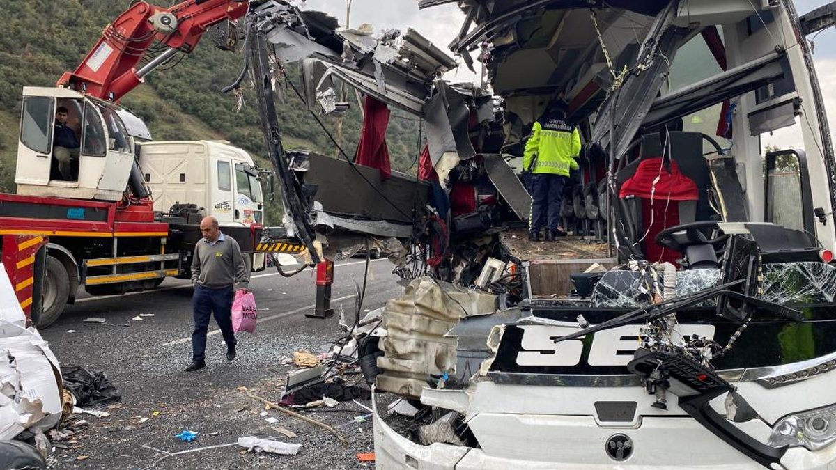 Yolcu otobüsü tıra çarptı: 7 kişi hayatını kaybetti