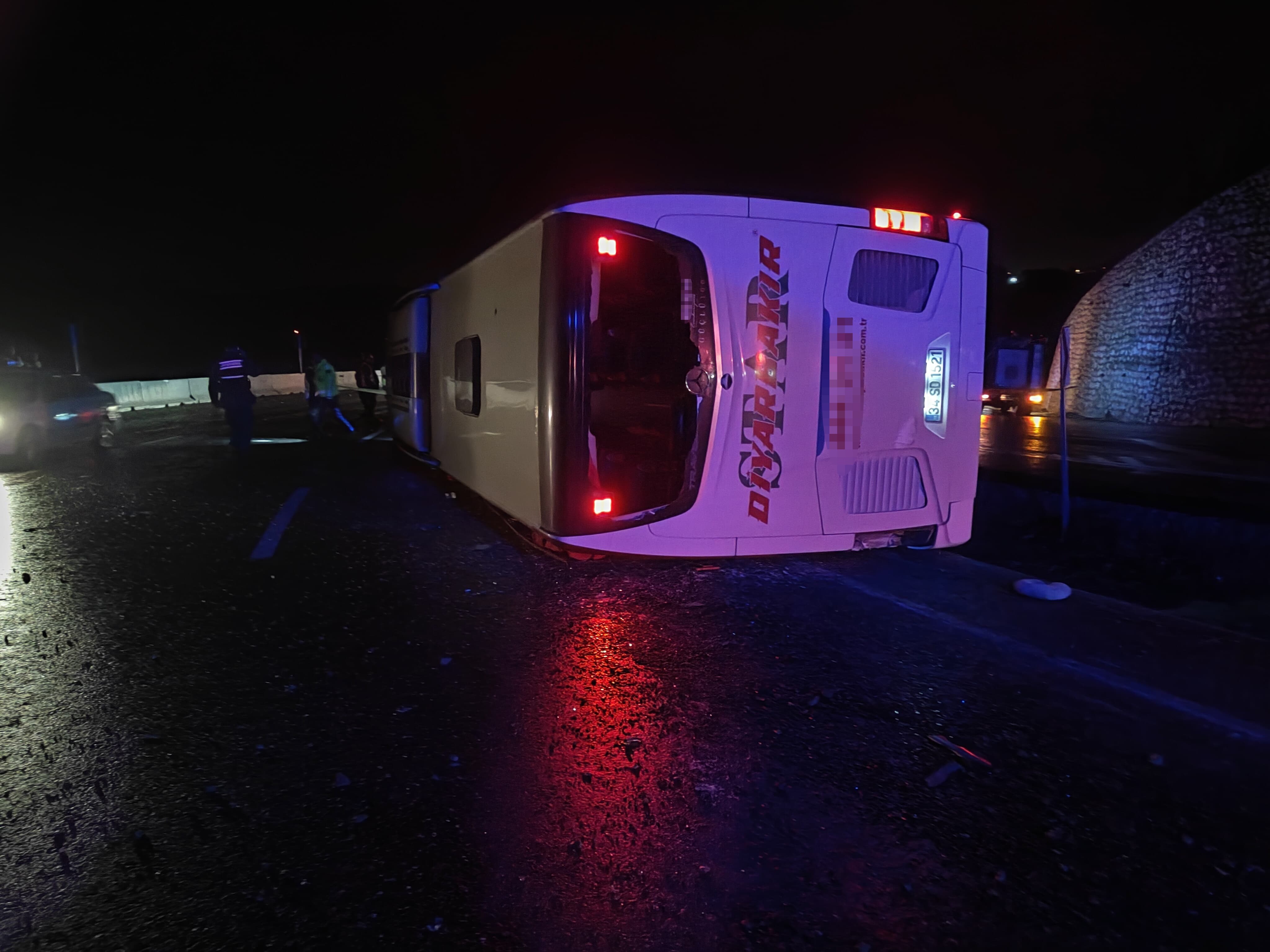 Osmaniye'de yolcu otobüsü devrildi: 3 yaralı