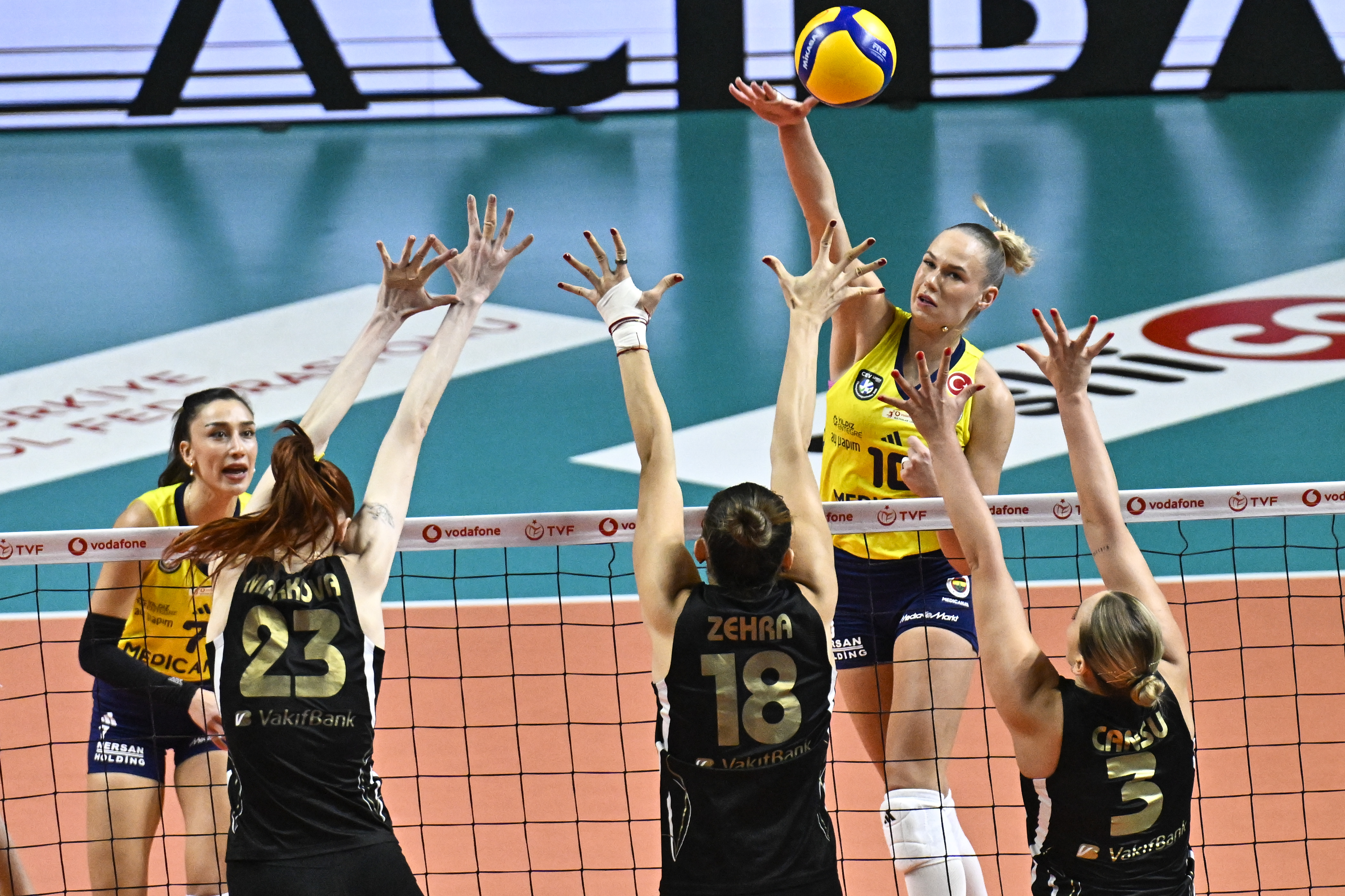 Nefes kesen maçta VakıfBank, Fenerbahçe'yi mağlup etti