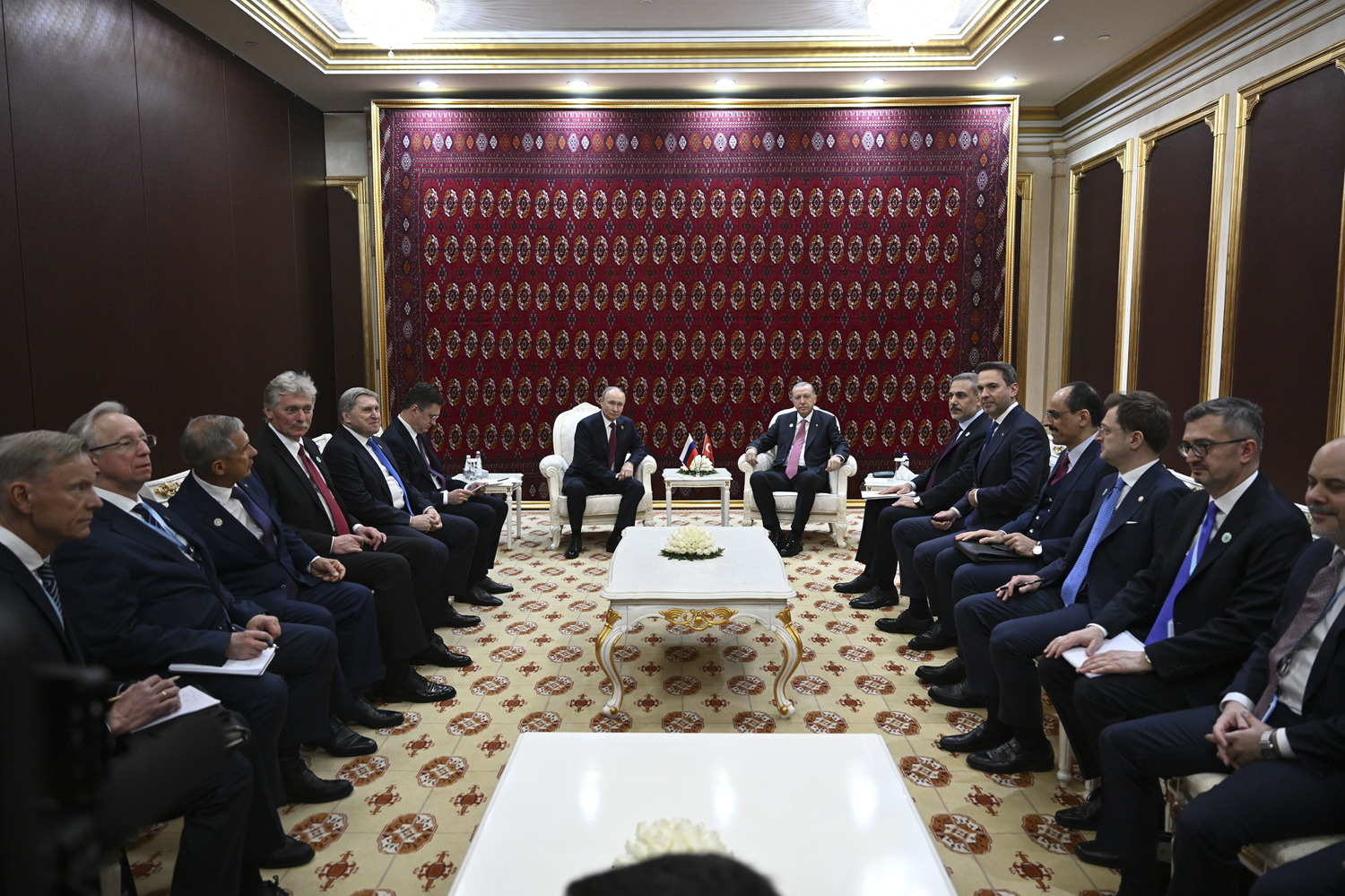 Aşkabat'ta Erdoğan-Putin zirvesi! Kremlin: Türkiye ile 3. ülkelerin baskısının üstesinden geliyoruz