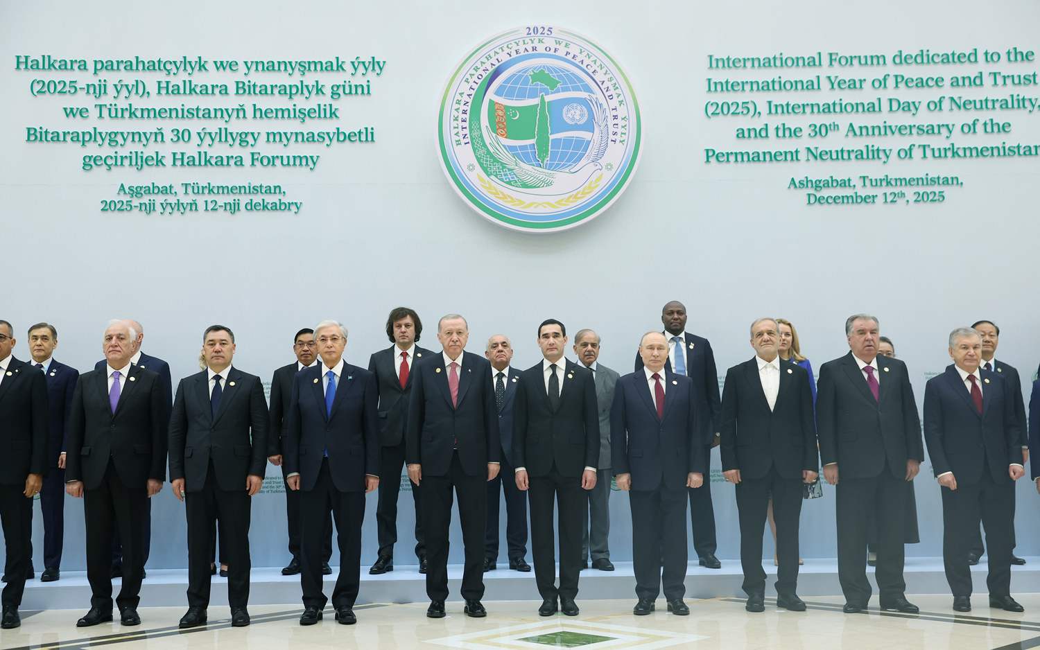 Cumhurbaşkanı Erdoğan'ın Aşkabat temasları devam ediyor: Liderlerle aile fotoğrafı çekimi gerçekleşti