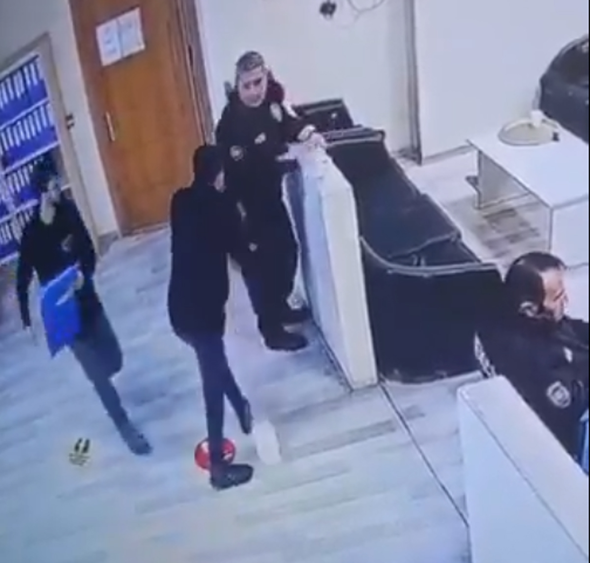 Kendisine yardım eden bekçinin silahını almaya kalkan kişi etkisiz hale getirildi