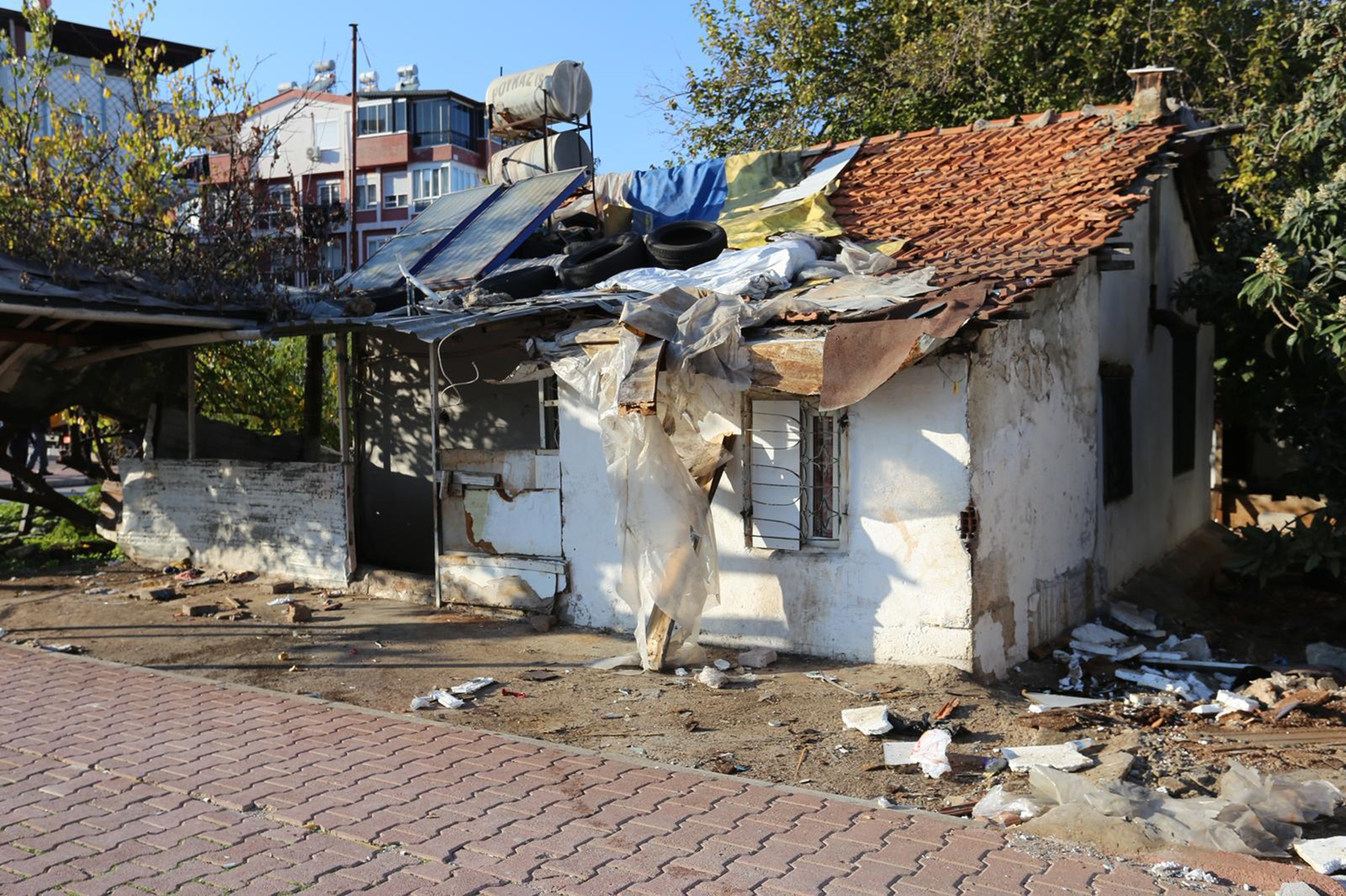 Mahalleli "yeter" dedi! Çöp evden 2 kamyon atık çıktı