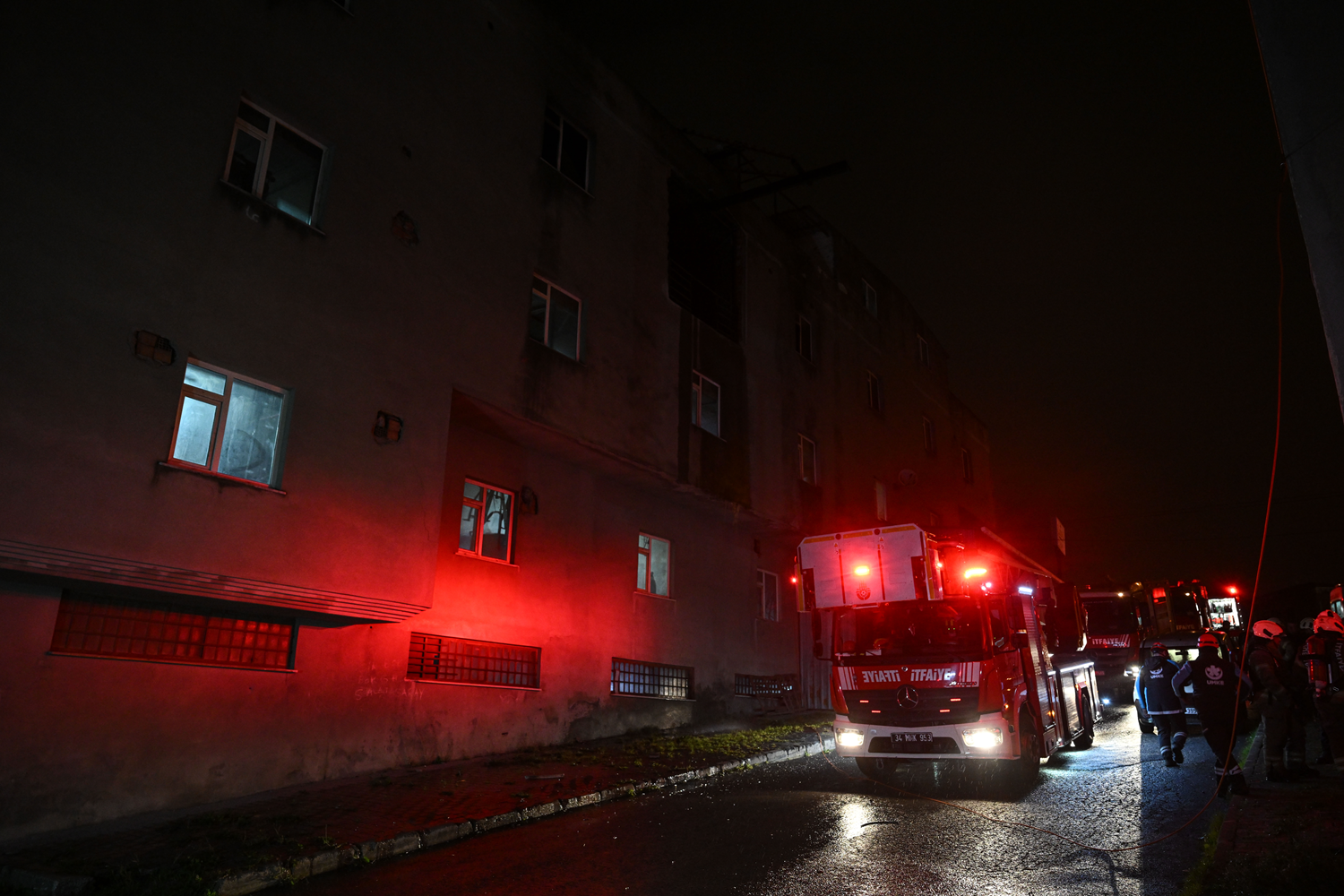 Arnavutköy'de fabrika yangını: 1'i ağır, 3 yaralı