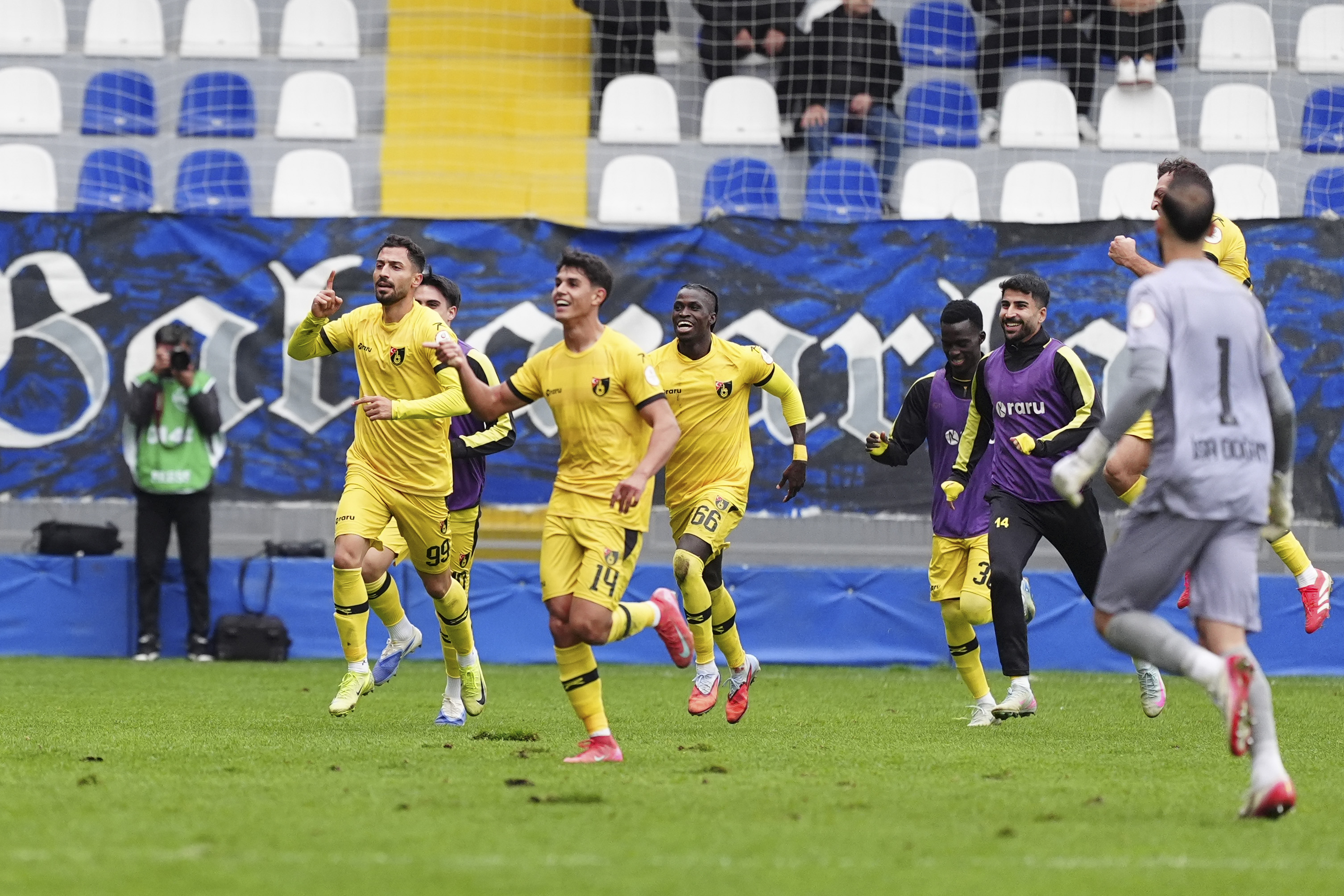 İstanbulspor deplasmanda Sarıyer'i 2 golle yıktı