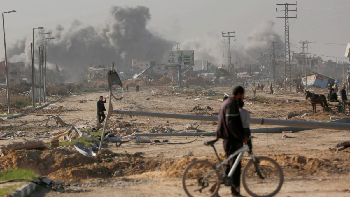 Katil İsrail, Gazze'de bir aracı hedef aldı: 3 kişi hayatını kaybetti