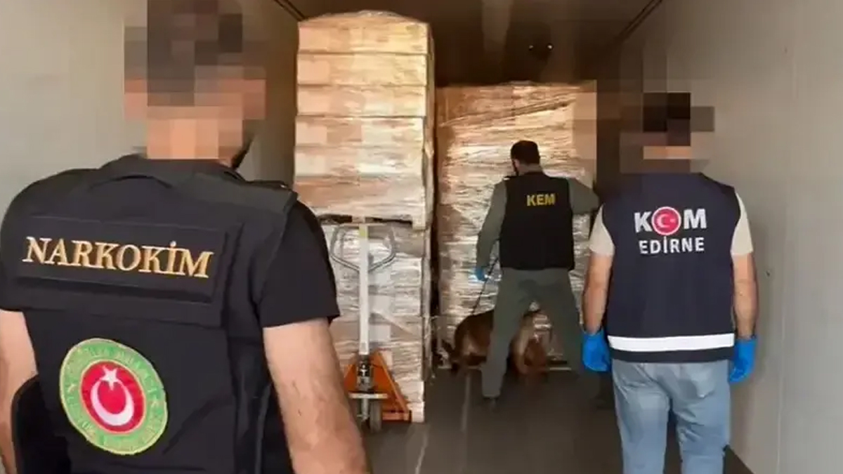 Cenaze aracıyla uyuşturucu sevkiyatı! İki şüpheli gözaltında