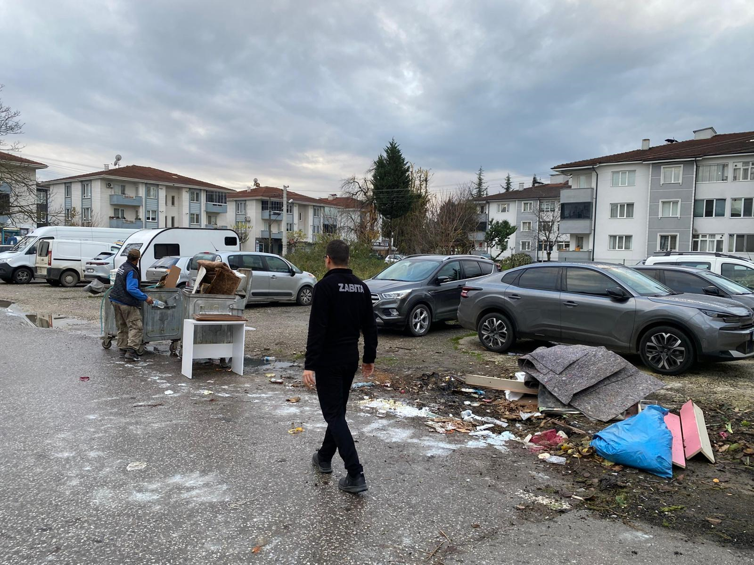 Düzce'de çevreyi kirlettiği tespit edilen kişiye kirlettiği alan temizlettirildi
