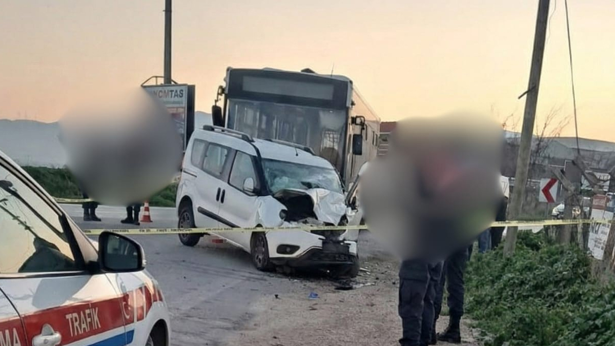 V Izmirju trčenje avtobusa in lahkega gospodarskega vozila zahtevalo smrtno žrtev in dva ranjena