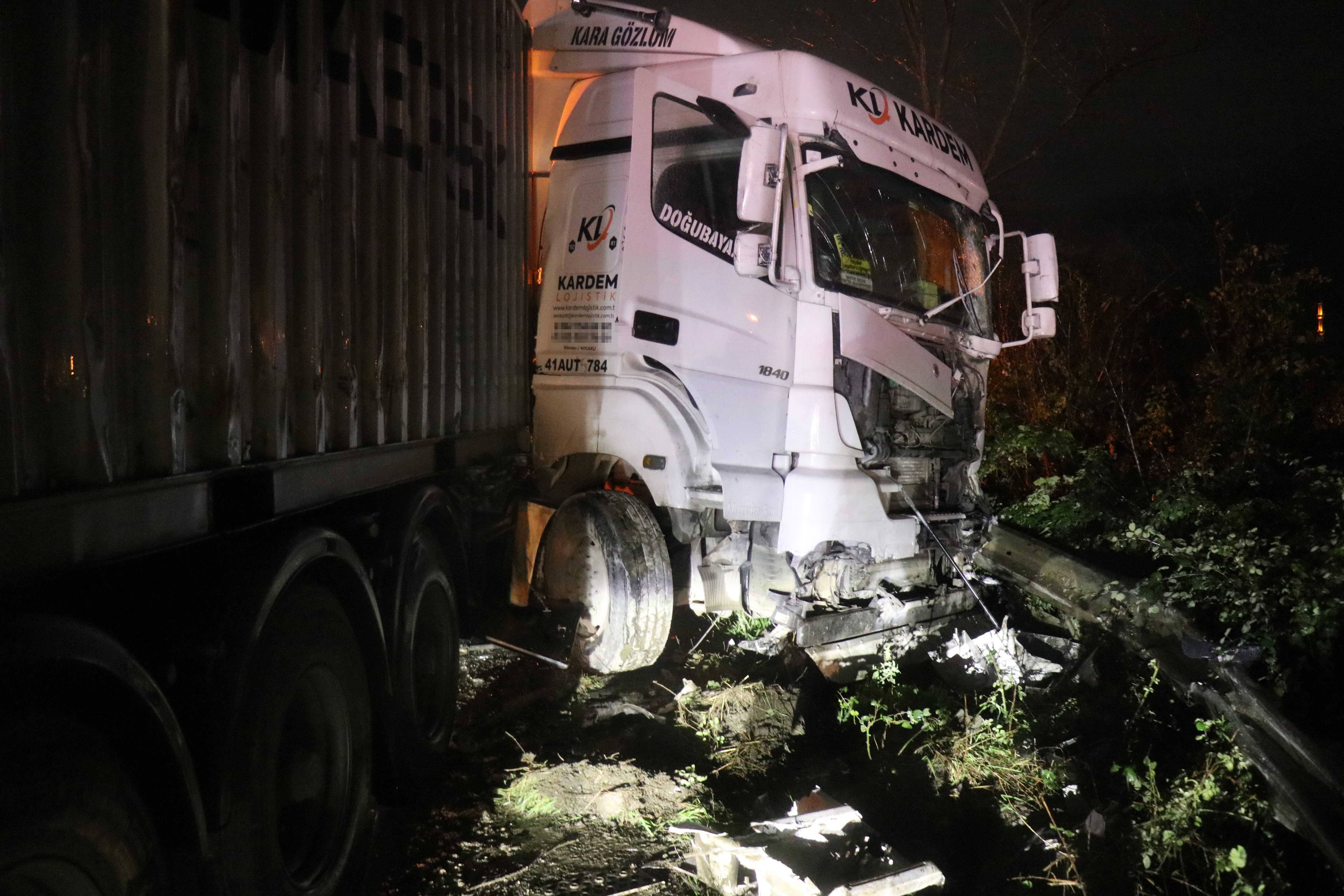 Sakarya'da 6 araç birbirine girdi: 12 kişi yaralandı