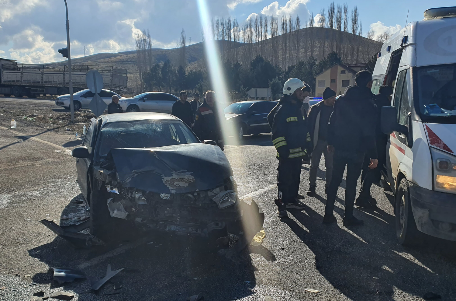 Yozgat'ta otomobil ile kamyon çarpıştı: Yaralılar var