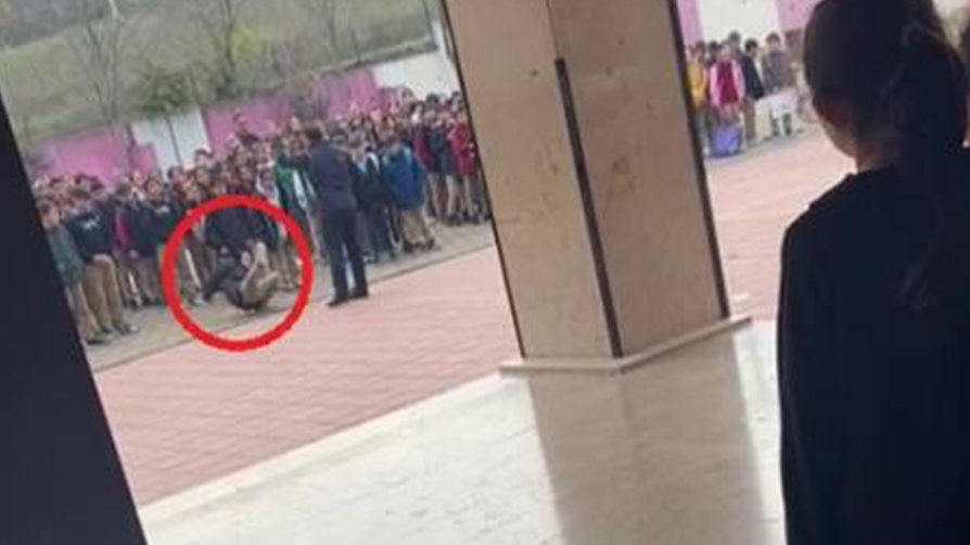 Herkesin içinde döverek yere savurdu: Okul müdürünün öğrenci şiddeti kamerada