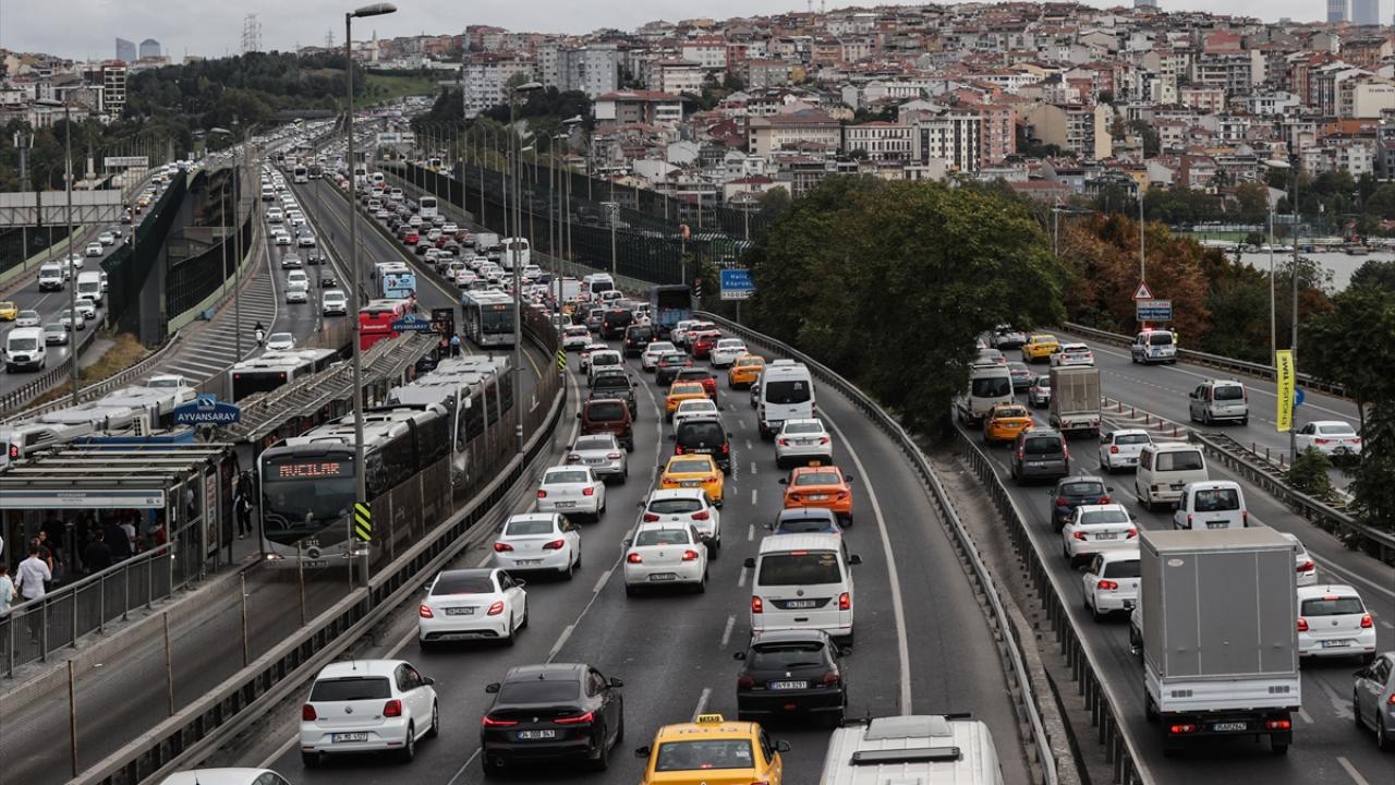 İstanbul'da pazartesi trafiği çilesi: Yoğunluk yüzde 80'e dayandı