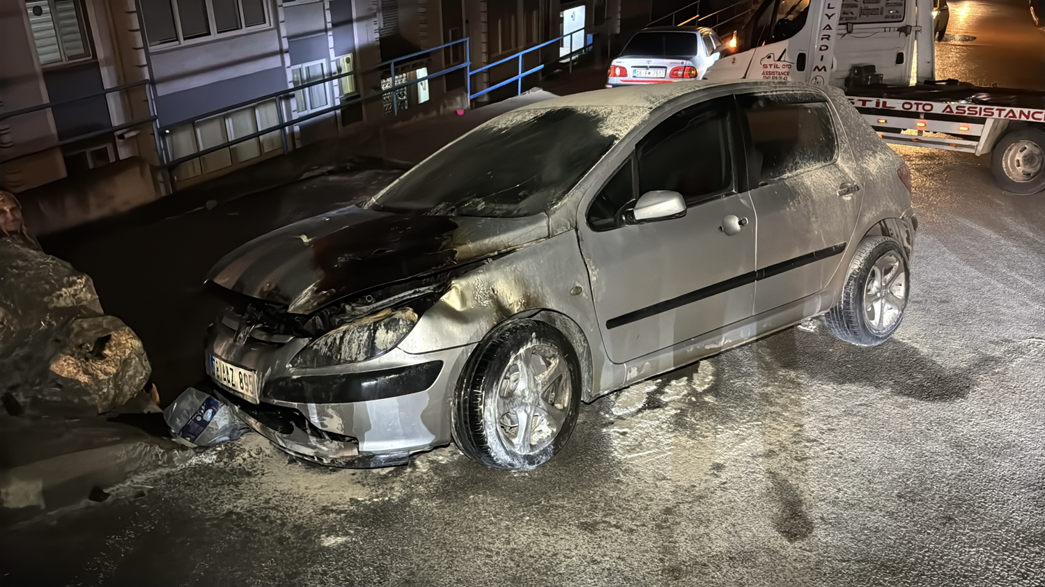 Karabük'te duvara çarpan otomobil alev aldı