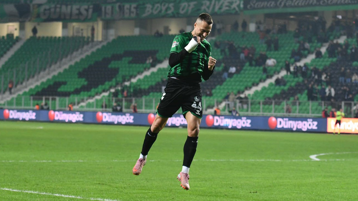 Sakaryaspor 3 golle kazandı