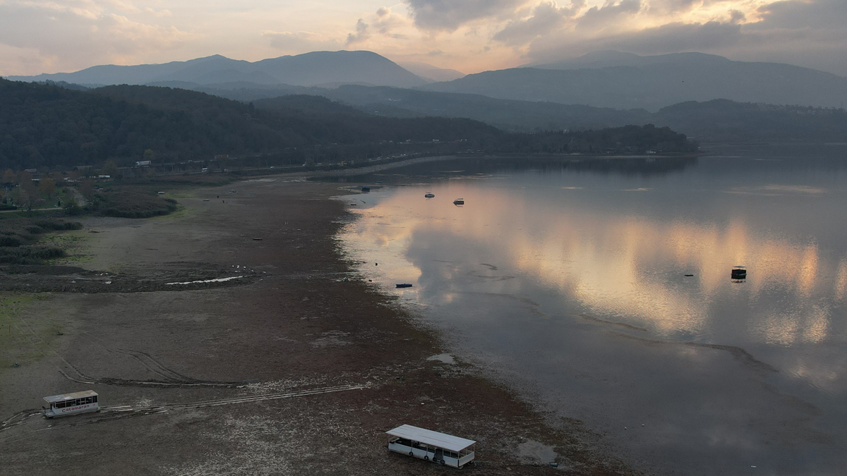 Tarihi düşüş: Sapanca'da su seviyesi dibe vurdu