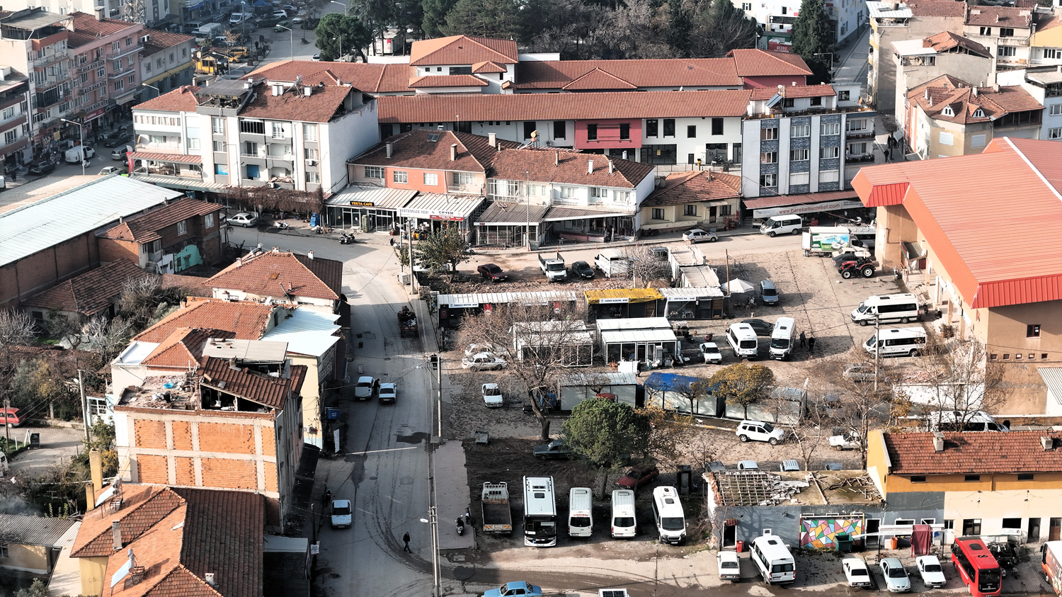 AFAD, Sındırgı'da ticari hayatı yeniden ayağa kaldırıyor! Prefabrik çarşı kuruluyor